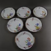 Sechs Speiseteller - Meissen, Porzellan, Form "Neuer Ausschnitt", polychrome Blumenmalerei, kobaltb