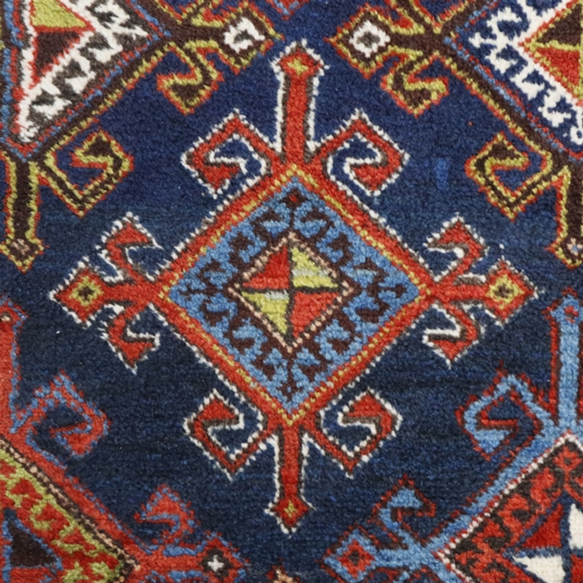 Kasak - Wolle, auf blauem Grund in Reihen angeordnete rautenförmige Ornamente, breiter Rand aus meh - Bild 4 aus 9