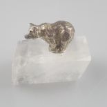 Miniaturfigurine eines Bären auf Eisscholle - kleiner Bär aus Silber auf Sockel aus Bergkristall st