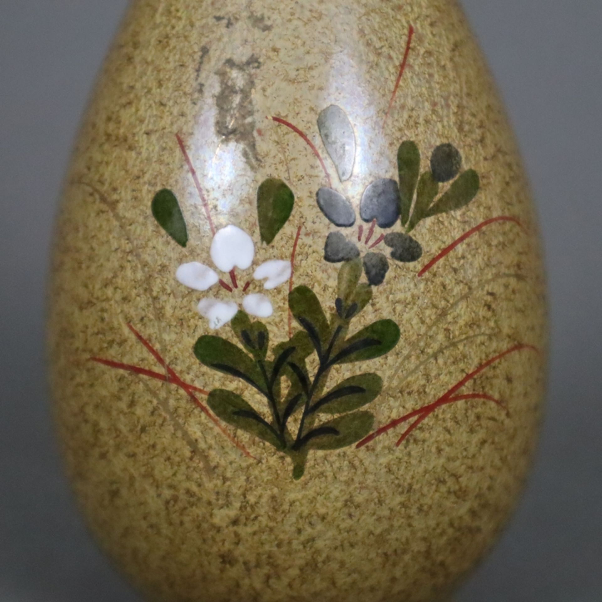 Flaschenvase - Japan, Keramik mit floraler Bemalung in Aufglasur und Gold, Unterseitig gepinselte r - Image 3 of 6