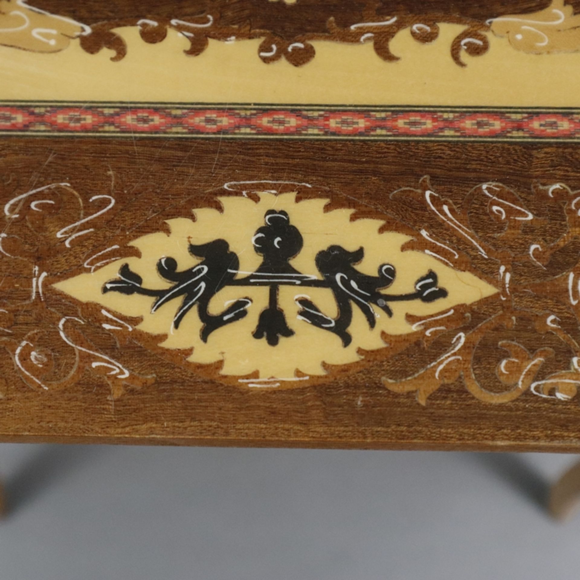 Beistelltisch mit Spieluhr - helles Holz mit reichem Intarsiendekor, auf vier geschwungene Beine, r - Image 6 of 11