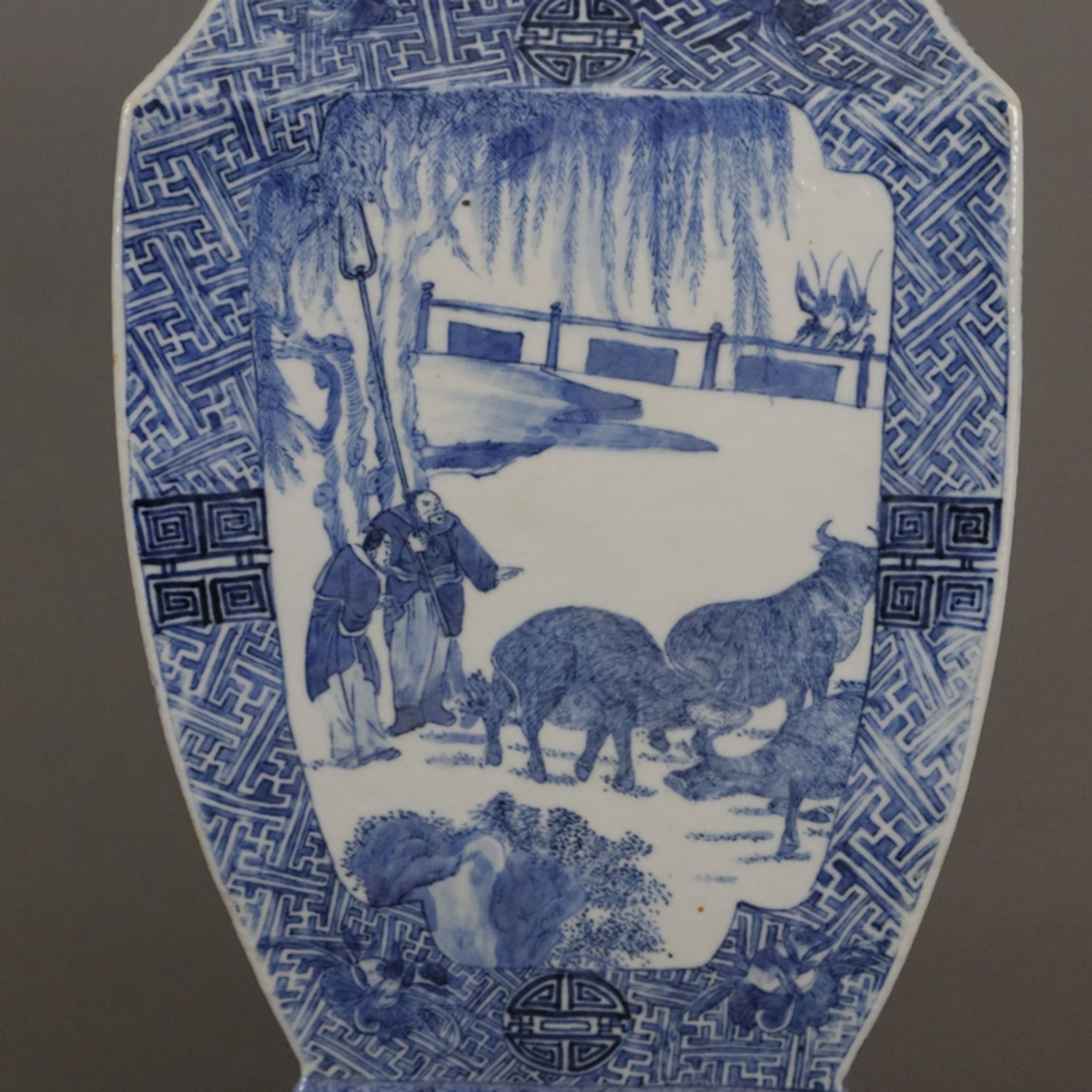 Rechteckige Balustervase - China, späte Qing -Dynastie, Porzellan, gekantete Balusterform auf Socke - Bild 4 aus 13