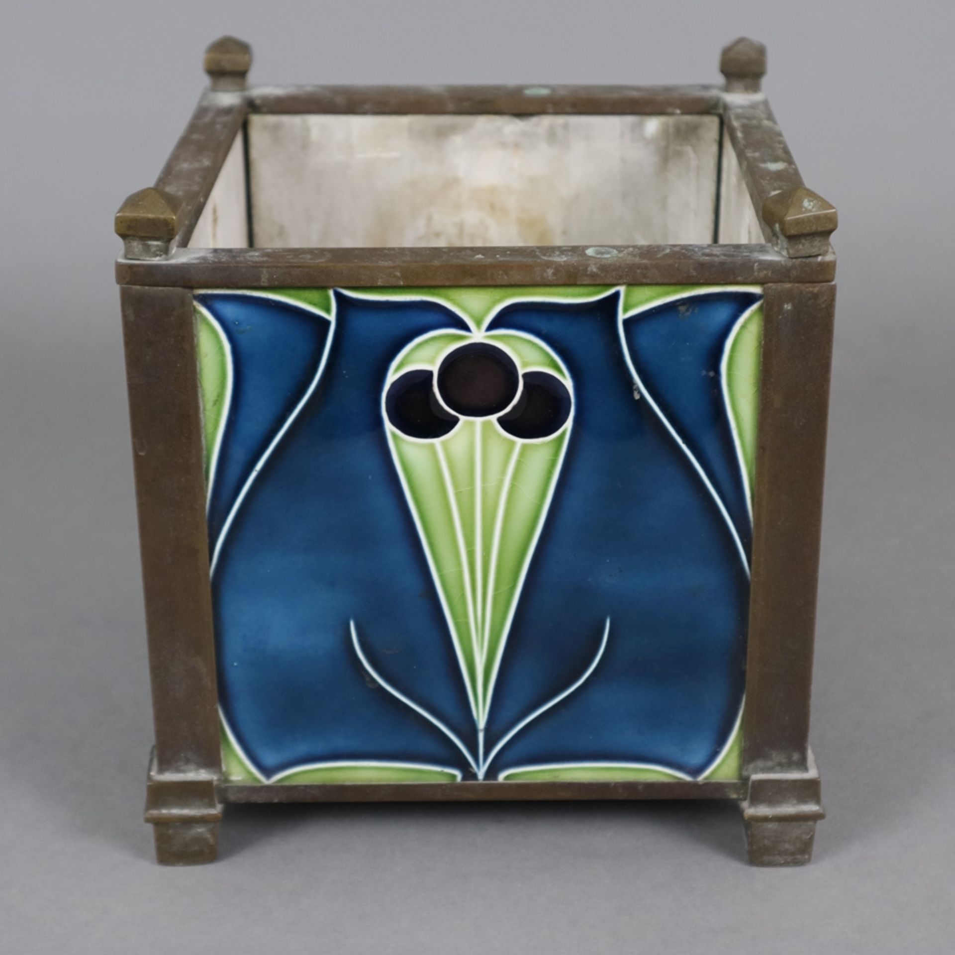 Jugendstil-Cachepot - um 1900/1920, viereckiges Metallgestell mit floral bemalten Keramikkacheln, l
