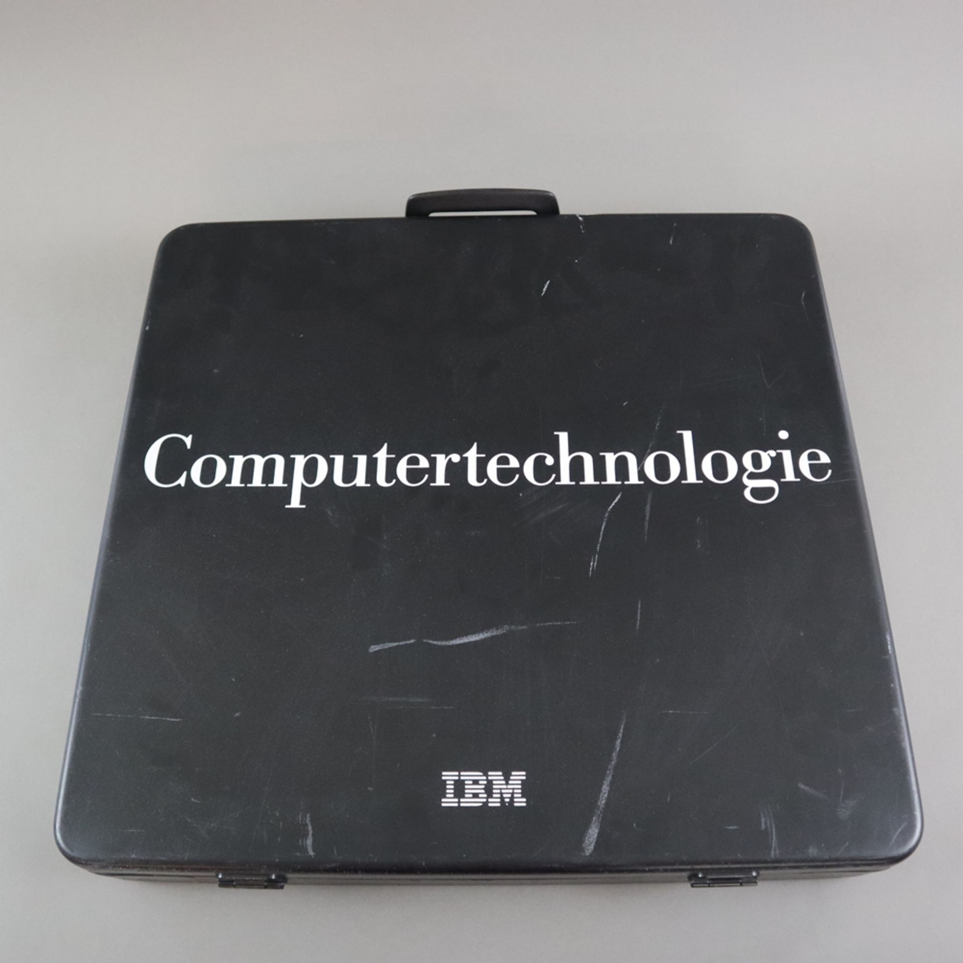 IBM Musterkoffer Computertechnologie - Koffer mit Computerbauteilen und Lehrbüchern sowie 30-fachem - Bild 14 aus 14