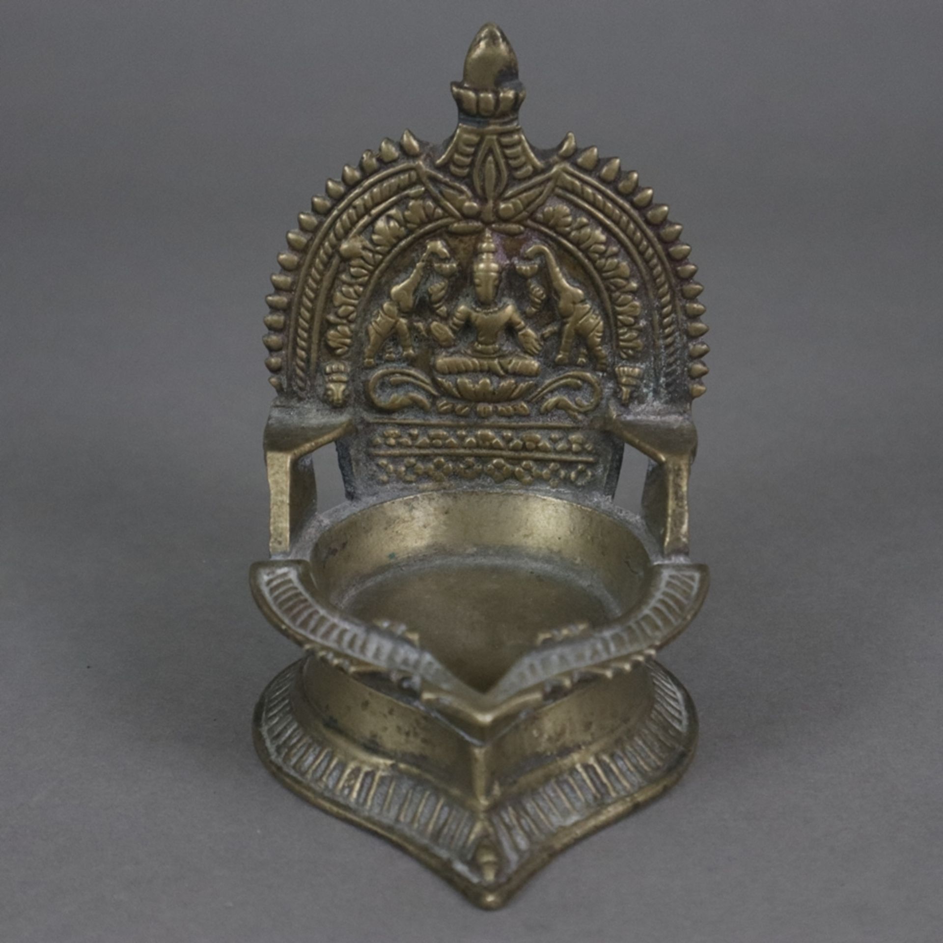Zwei Diya-Öllampen - Indien, vor 1900, Bronzelegierung, in typischer runder Form mit kleiner Tülle - Image 2 of 9