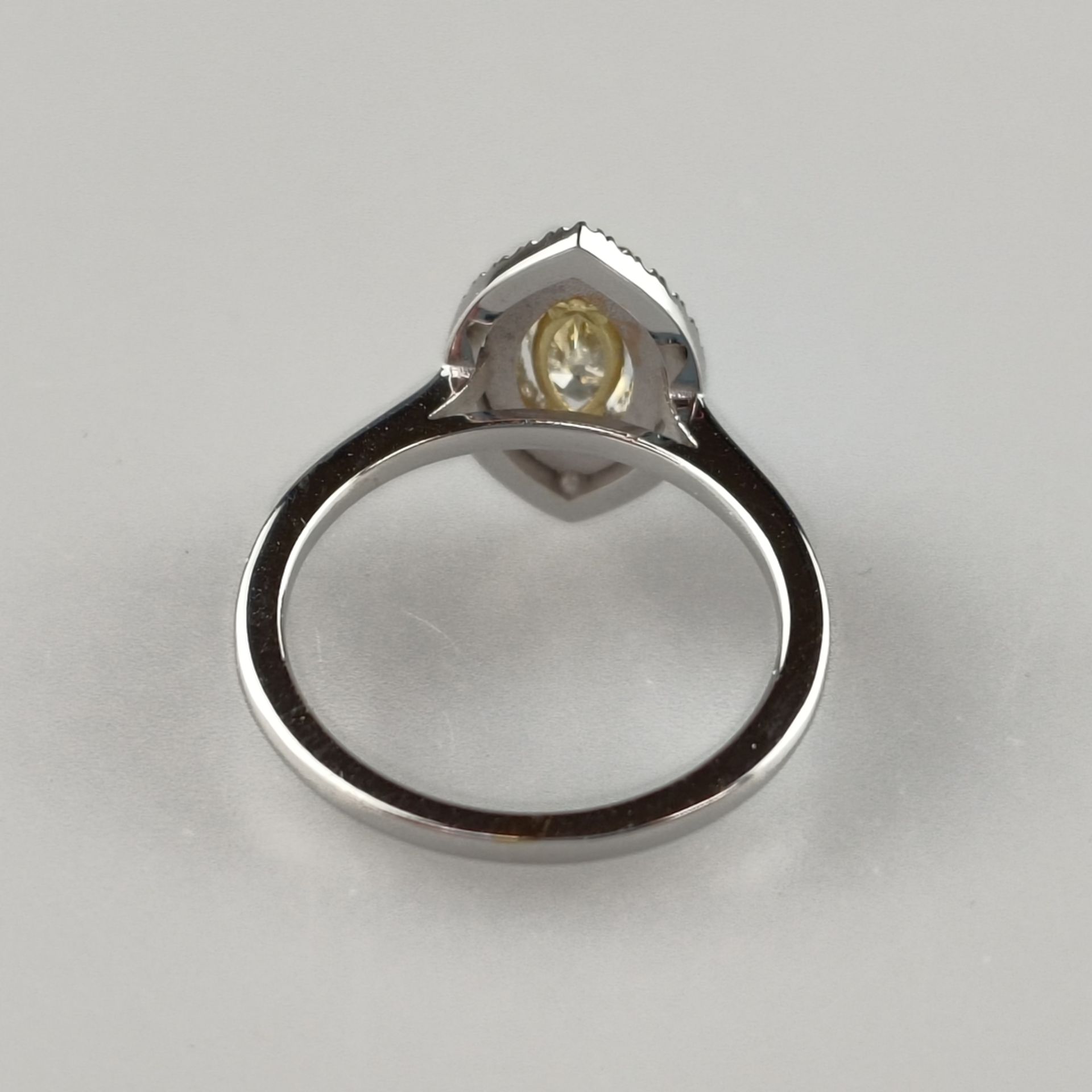 Marquise-Ring mit farbigem Diamant von über ½ Karat- Weißgold 750/000 (18K), zentraler Diamant im M - Image 4 of 7