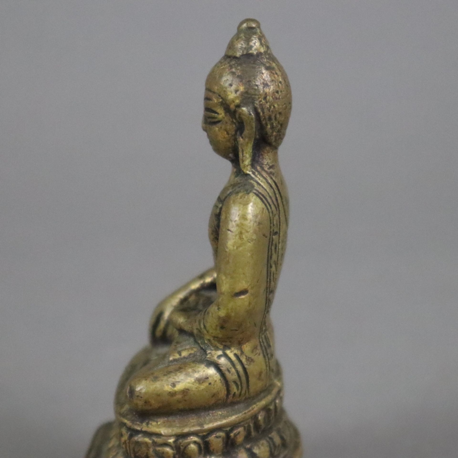 Buddha Shakyamuni - Indien, Gelbbronze, auf gestuftem mit Elefanten und Drachen verziertem Sockel u - Image 6 of 8