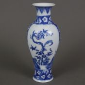 Blau-weiße Balustervase - China 20.Jh., Porzellan, dekoriert in Unterglasurblau mit Pflaumenblüten 