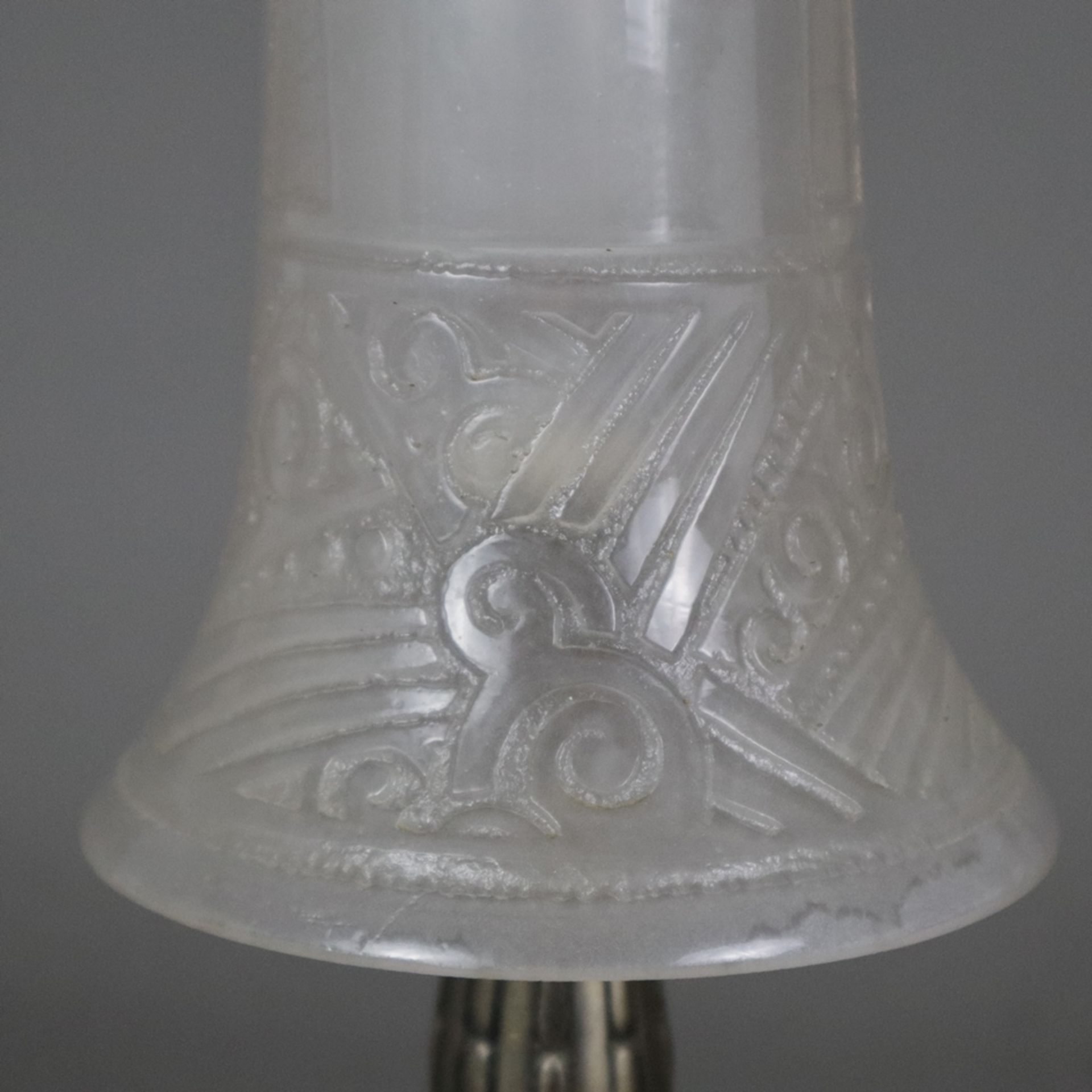 Art Déco-Tischlampe - Frankreich um 1920/30, runder reliefierter Metallfuß, glockenförmiger Lampens - Image 4 of 9