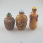 Drei Snuffbottles - China 20.Jh., aus karamellfarbenem bis braunem Steatit geschnitzt, diverse Form