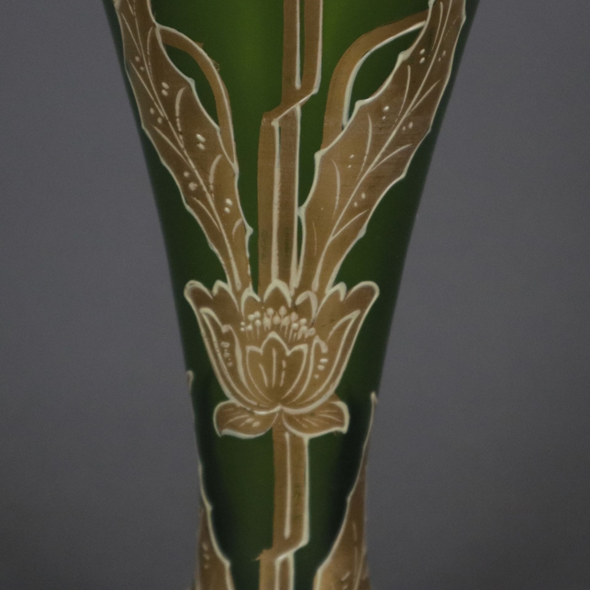 Jugendstil-Glasvase mit Metallmontur - wohl Frankreich um 1900, Klarglas mit grünem Unterfang, scha - Bild 5 aus 8