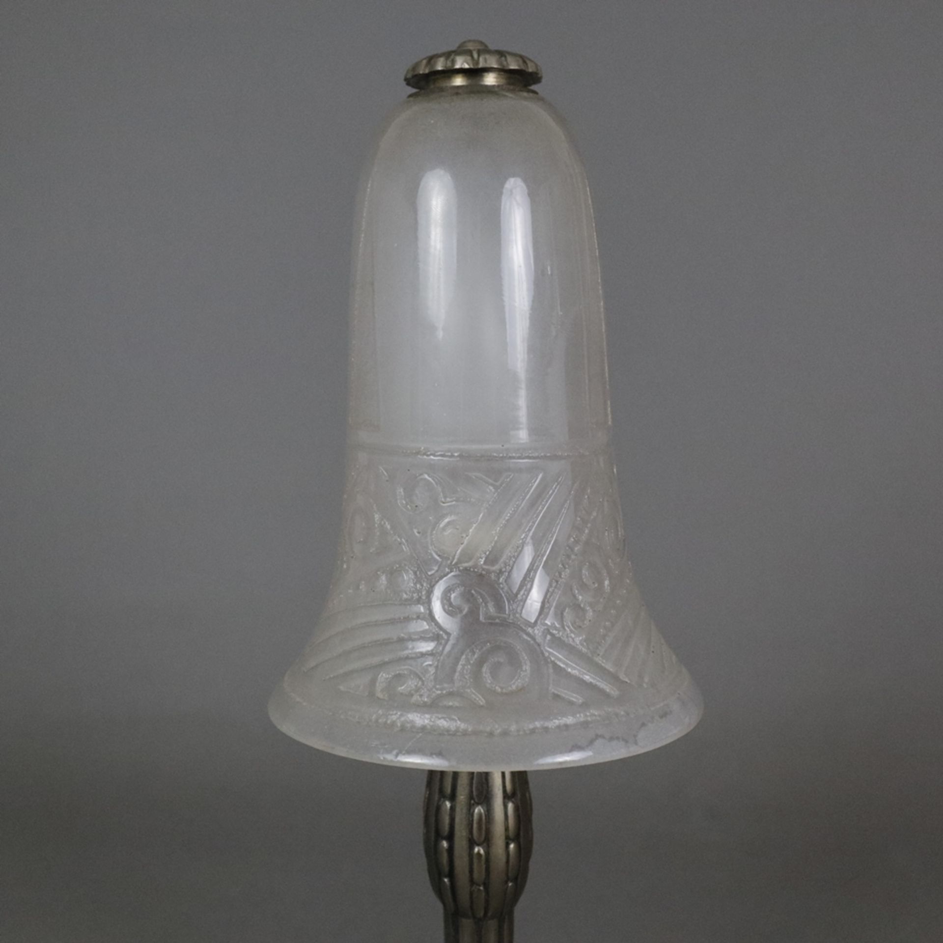 Art Déco-Tischlampe - Frankreich um 1920/30, runder reliefierter Metallfuß, glockenförmiger Lampens - Image 2 of 9