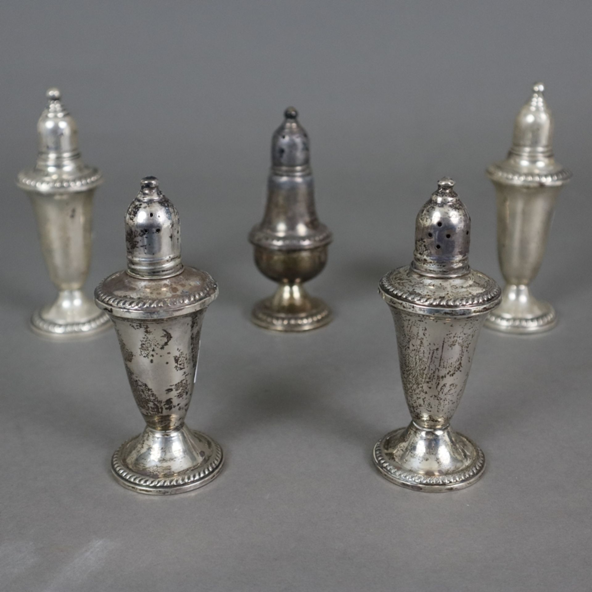 Konvolut Salz- und Pfefferstreuer - 20. Jh., Sterling Silber, 5 Stück, balusterförmiger Korpus (1 F
