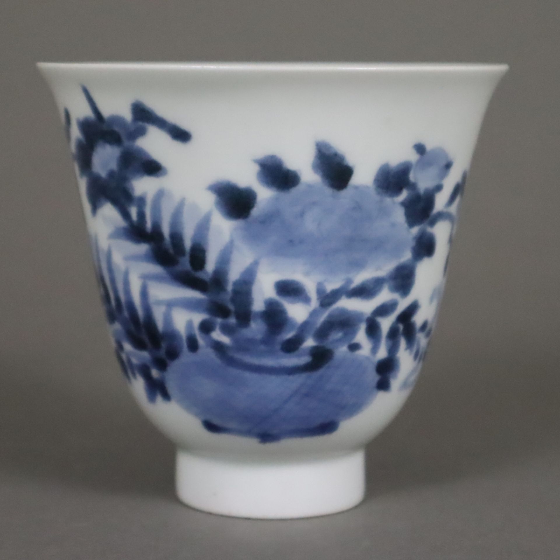 Porzellanbecher mit Unterteller - Japan, wohl Seto, hohe Glockenform auf Standring, unterglasurblau - Image 4 of 9