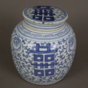 Blau-weißer Deckeltopf - China, ausgehende Qing-Dynastie, spätes 19. Jh., Porzellan, auf der Wandun