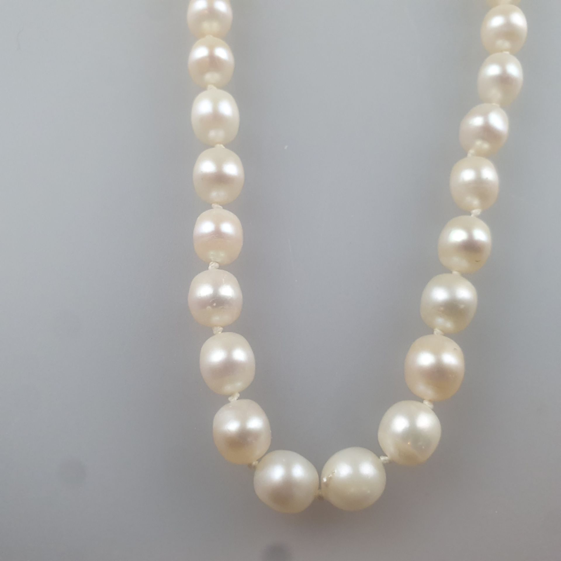 Antike Orientperlenkette - 19. Jh., feine Halskette aus 52 Perlen, im Verlauf angeordnet (Dm. 6 bis - Bild 4 aus 5