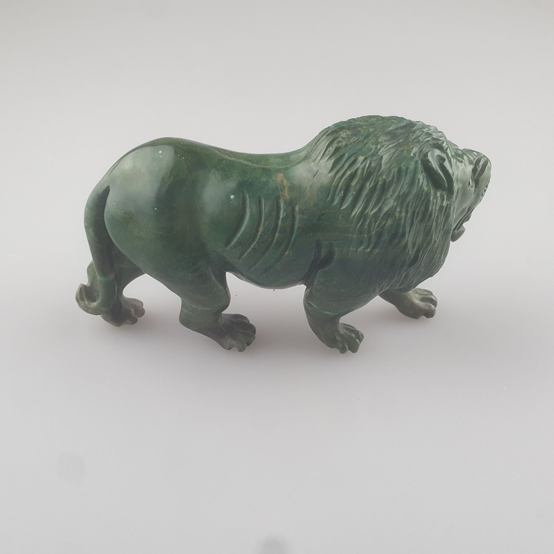 Schreitender Löwe - grüner Stein vollrund geschnitzt, wohl Chrysokoll, mit aufgerissenem Maul und ü - Image 2 of 4