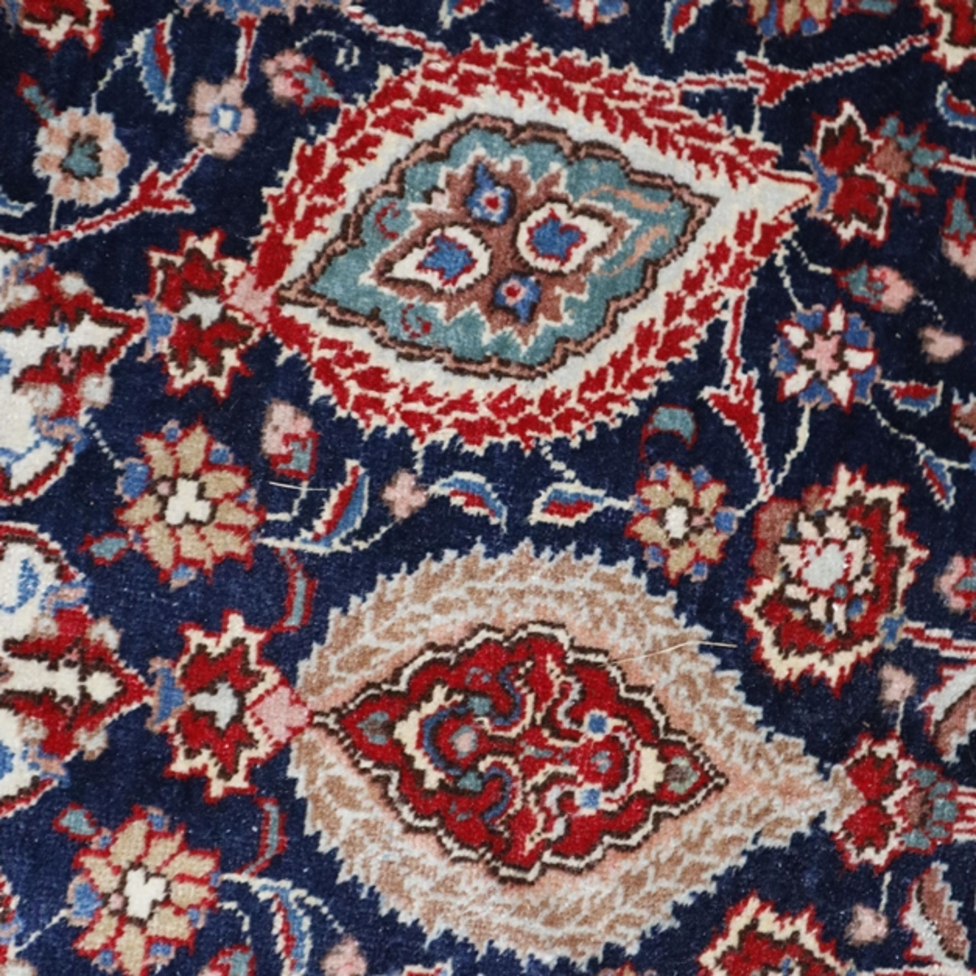 Großer Täbriz-Teppich - Persien, Wolle, dunkelblaugrundiges Innenfeld, ornamentaler Dekor mit flora - Bild 4 aus 10