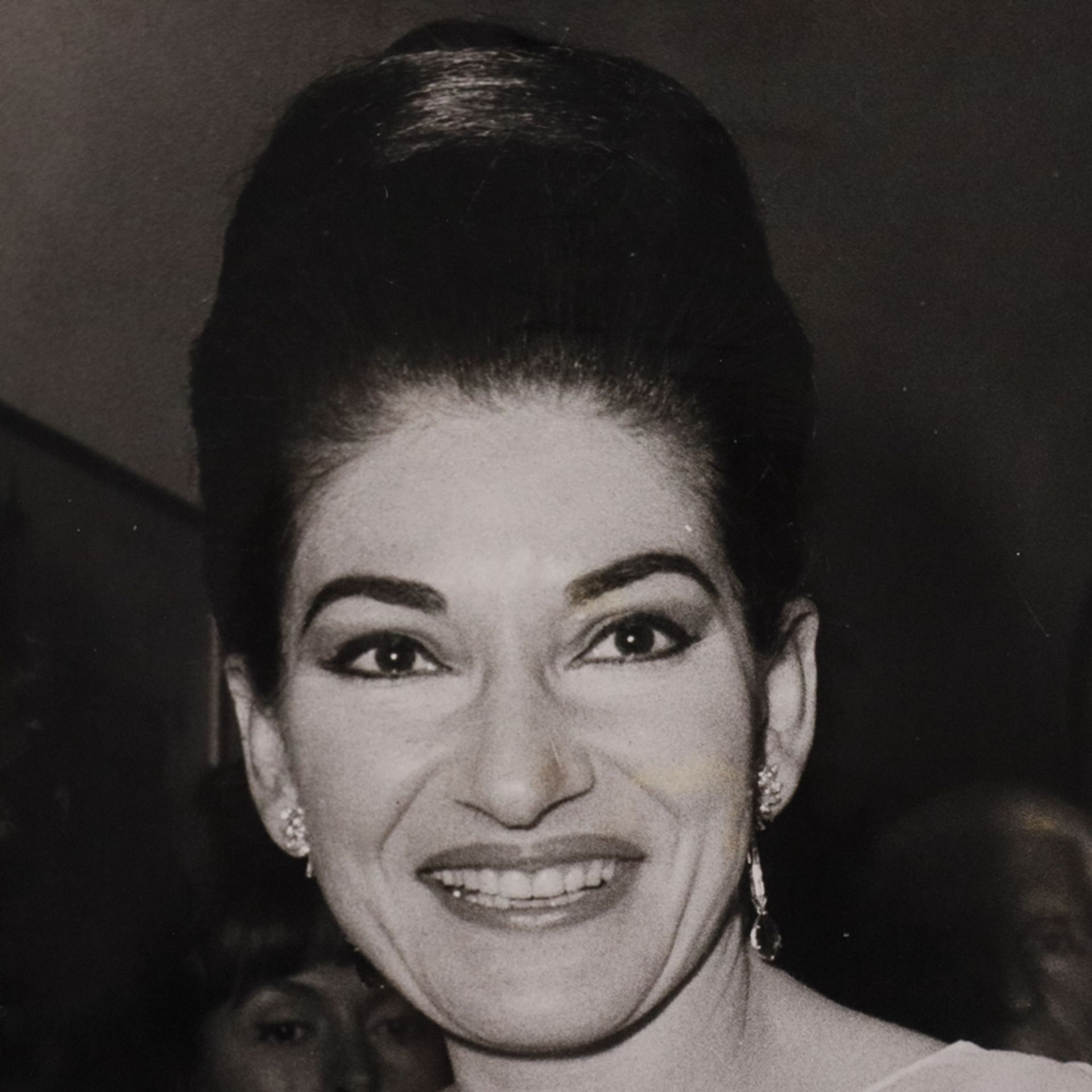 Konvolut: Drei Fotografien von Maria Callas - s/w Fotografien, verso handschriftlich bezeichnet "Lu - Image 5 of 7