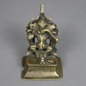 Ganesha-Figur - Indien, Gelbbronze, die elefantenköpfige Gottheit auf Podest mit Aureole, Sockelsta