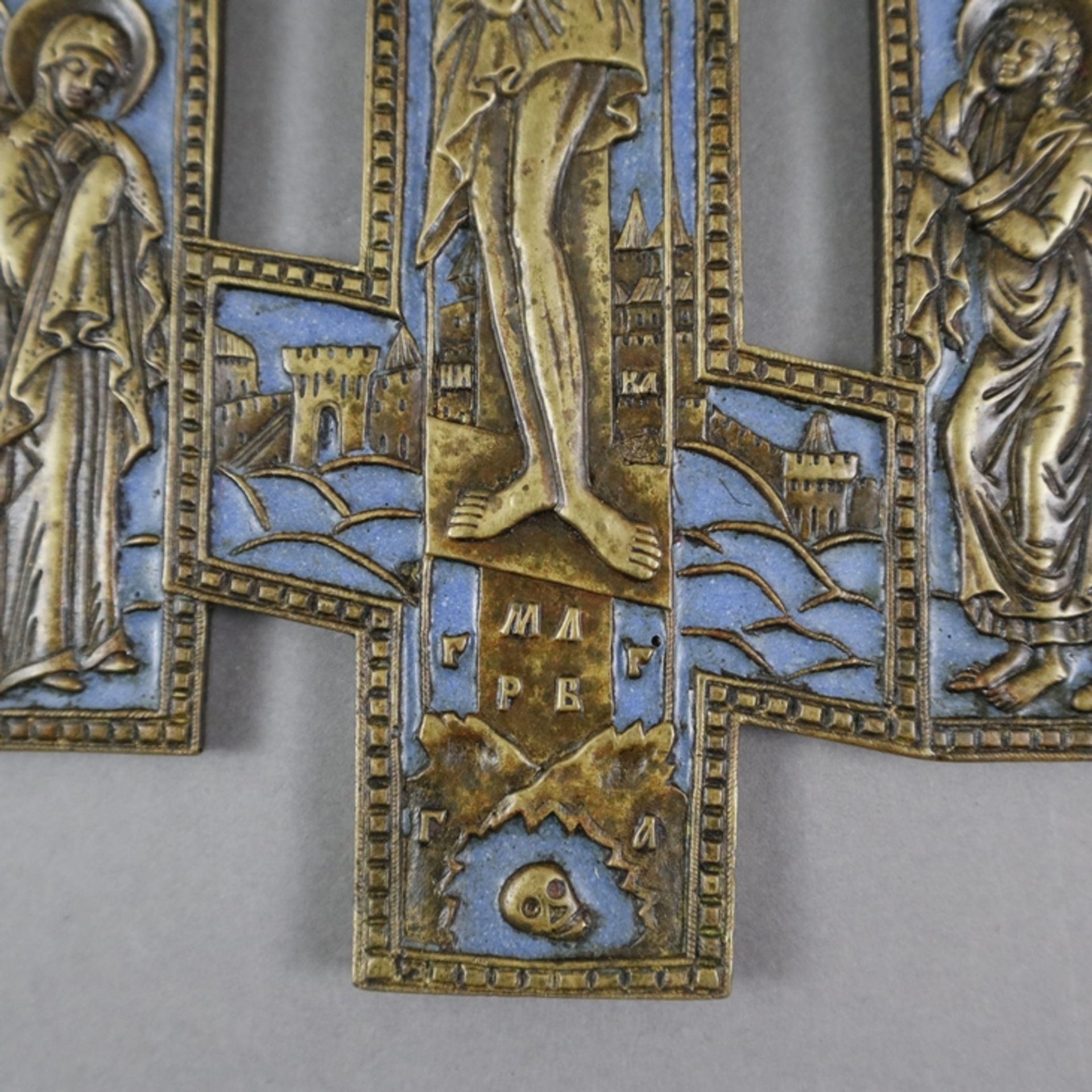 Erweitertes Segenskreuz - Russland, 19. Jh./um 1900, Bronzelegierung, teils blau emailliert, relief - Image 6 of 7