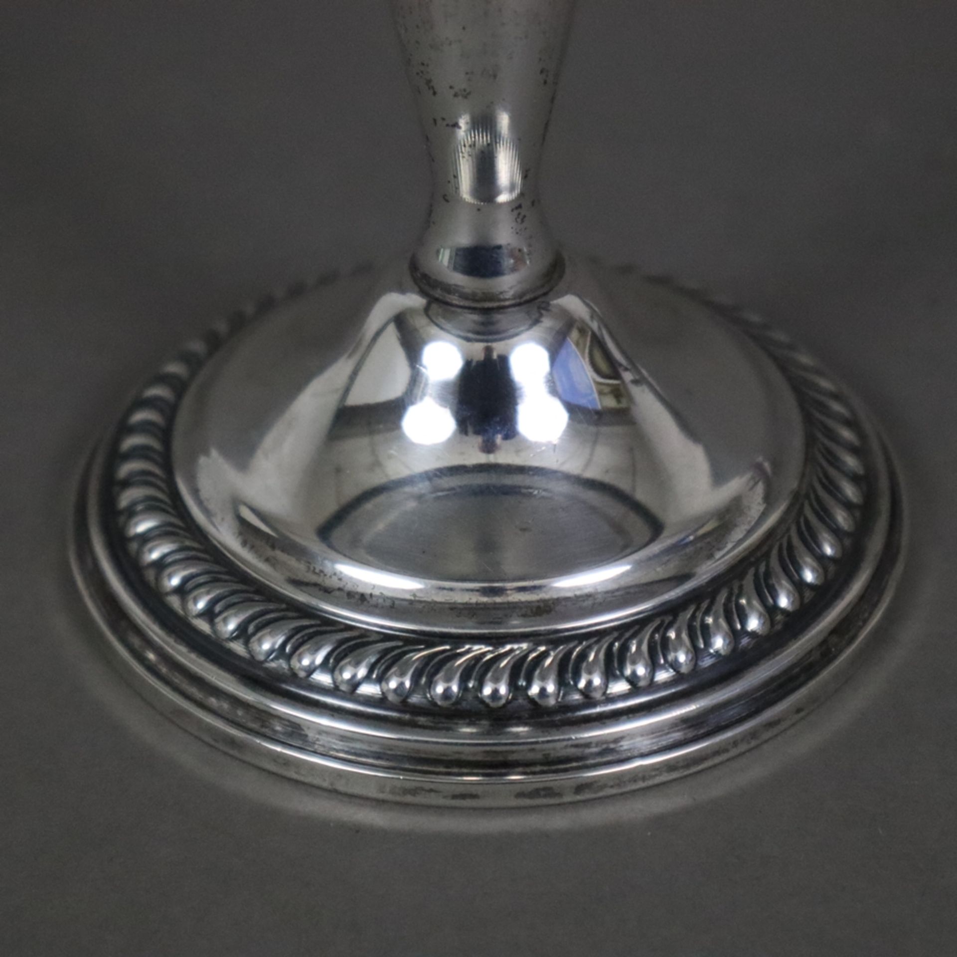 Kleine Tazza in Empireform - 20. Jh., 925er Silber, teils durchbrochen gearbeiteter Rand, unterseit - Image 4 of 7