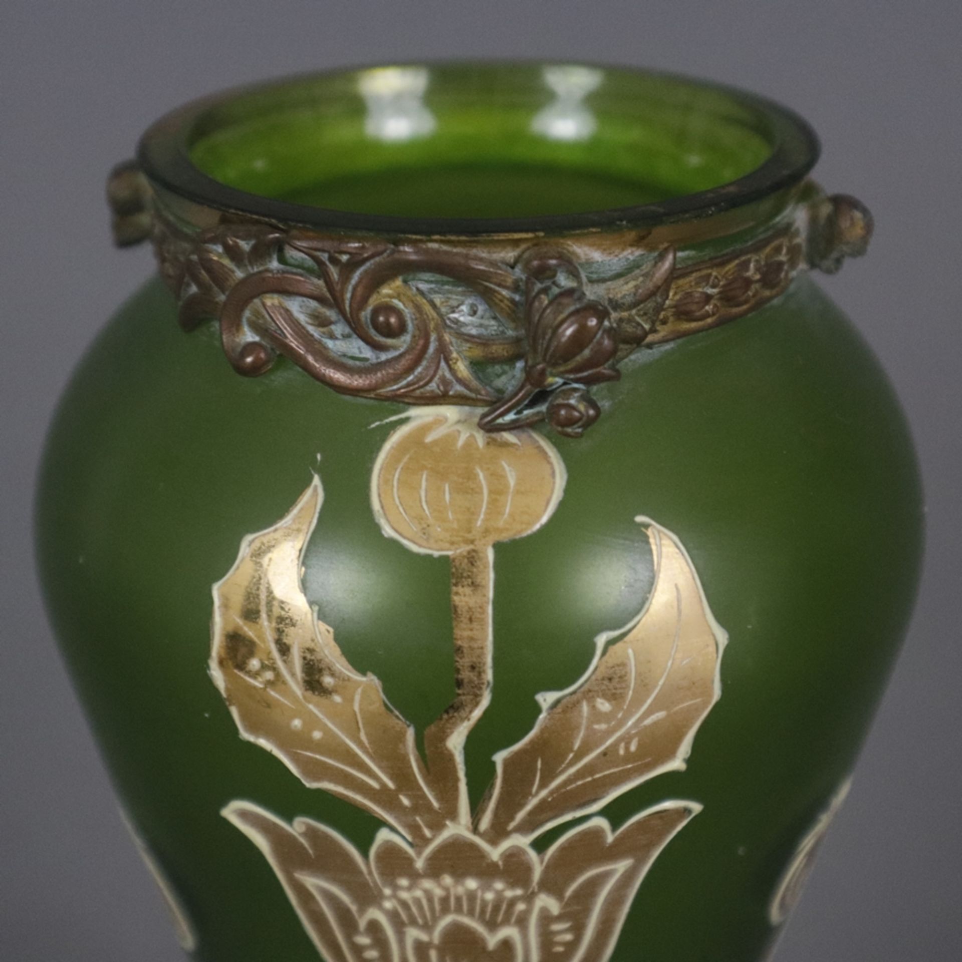 Jugendstil-Glasvase mit Metallmontur - wohl Frankreich um 1900, Klarglas mit grünem Unterfang, scha - Bild 2 aus 8
