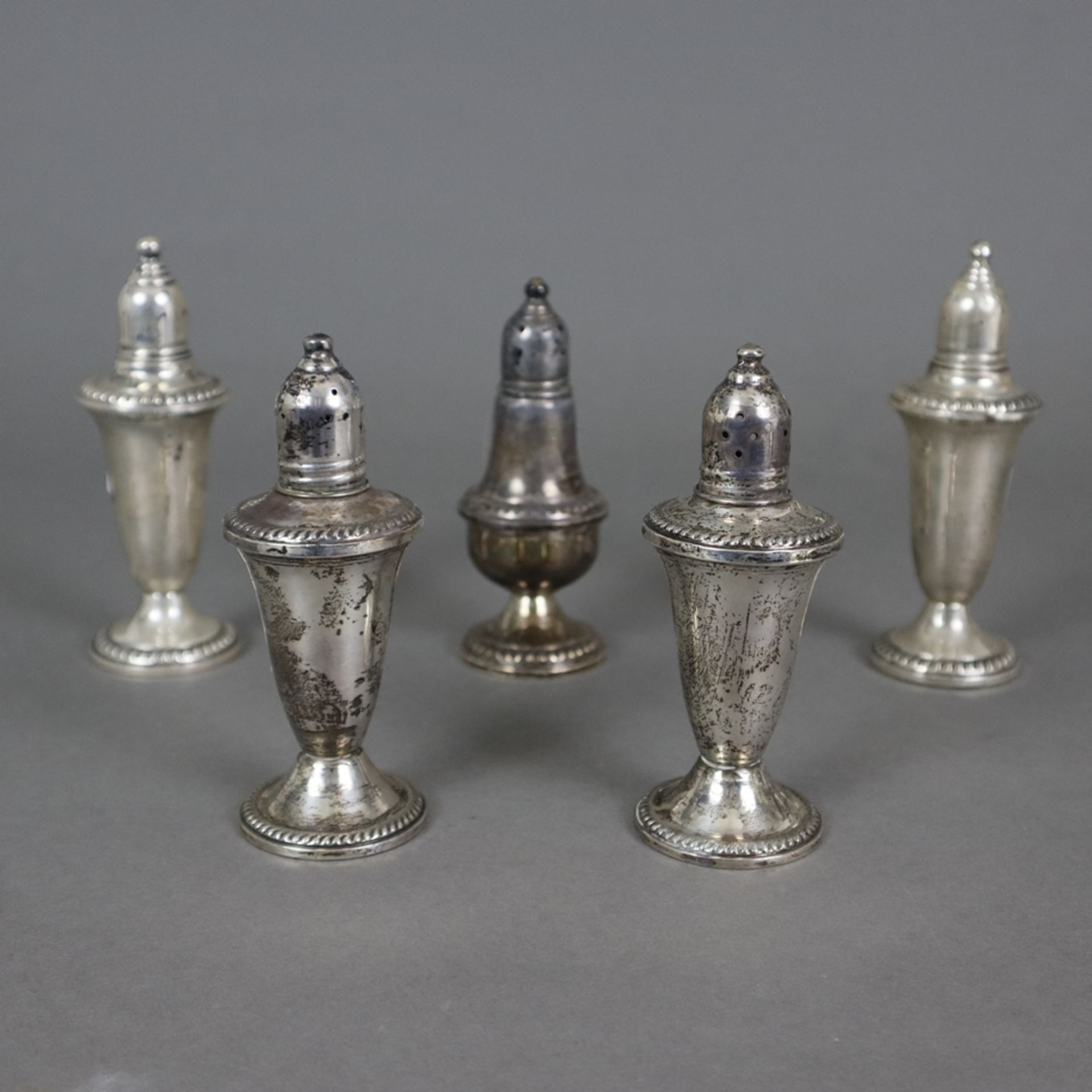 Konvolut Salz- und Pfefferstreuer - 20. Jh., Sterling Silber, 5 Stück, balusterförmiger Korpus (1 F - Bild 2 aus 10