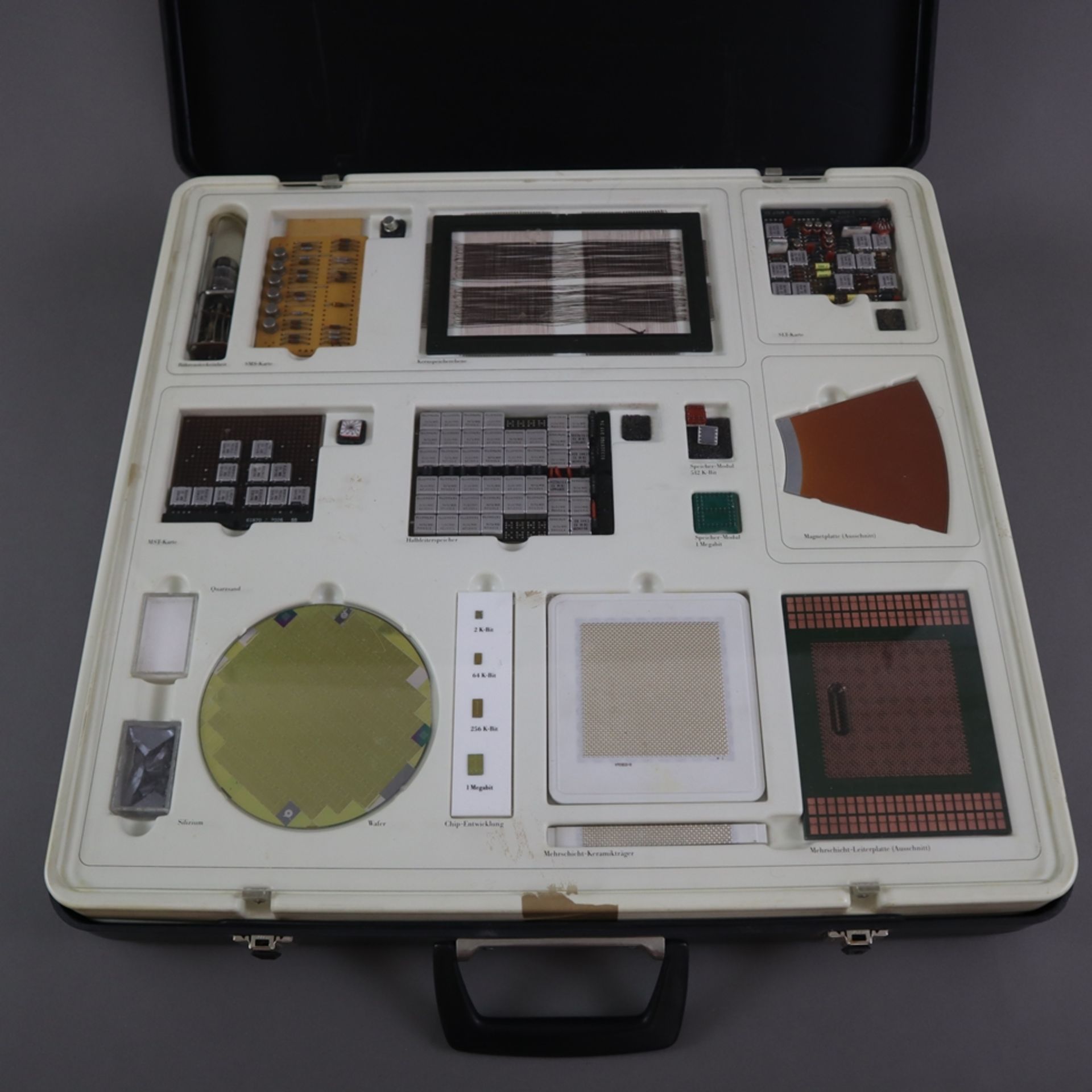 IBM Musterkoffer Computertechnologie - Koffer mit Computerbauteilen und Lehrbüchern sowie 30-fachem - Bild 2 aus 14