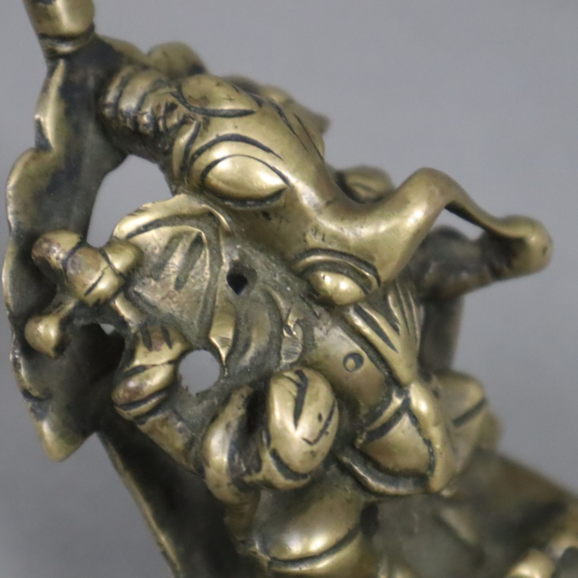 Ganesha-Figur - Indien, Gelbbronze, die elefantenköpfige Gottheit auf Podest mit Aureole, Sockelsta - Bild 3 aus 7