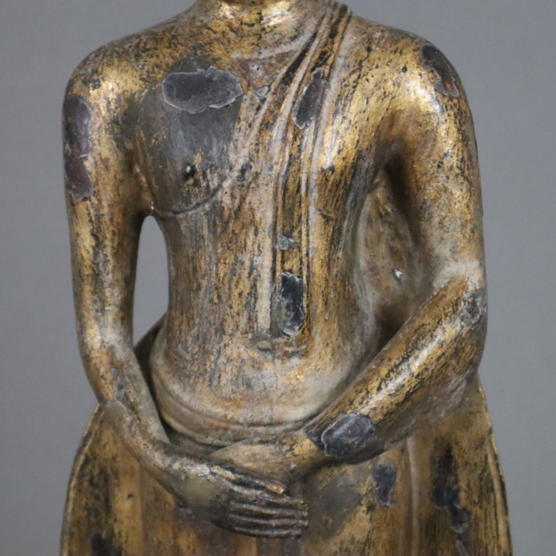 Stehende Buddhafigur - Thailand, Bronze mit Resten der Goldlackvergoldung, auf Lotossockel mit poly - Bild 3 aus 10