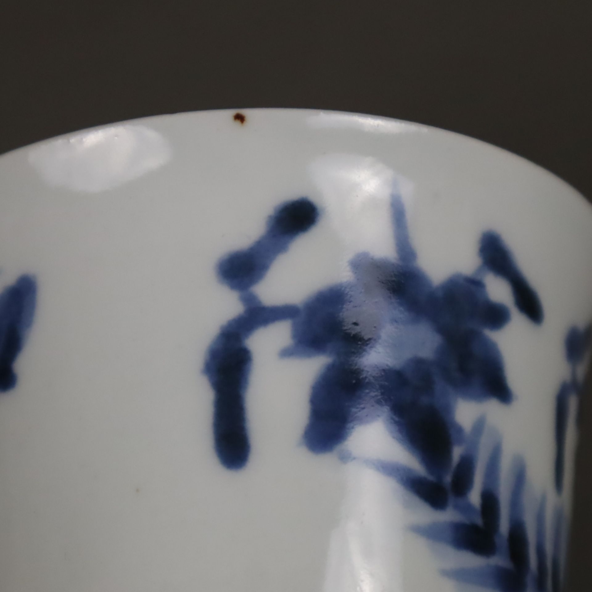 Porzellanbecher mit Unterteller - Japan, wohl Seto, hohe Glockenform auf Standring, unterglasurblau - Image 6 of 9