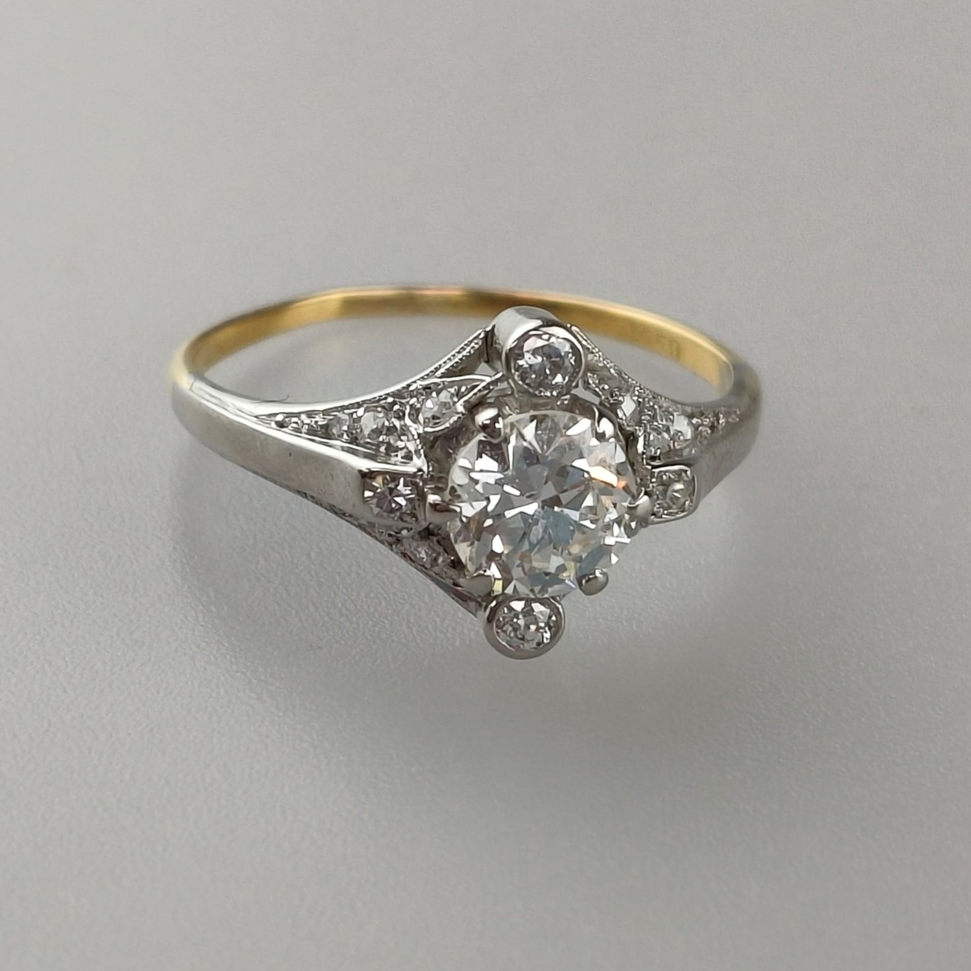 Diamantring - Weiß-/ Gelbgold 750/000, gestempelt, zentraler Diamant im Brillantschliff von 0,80 ct