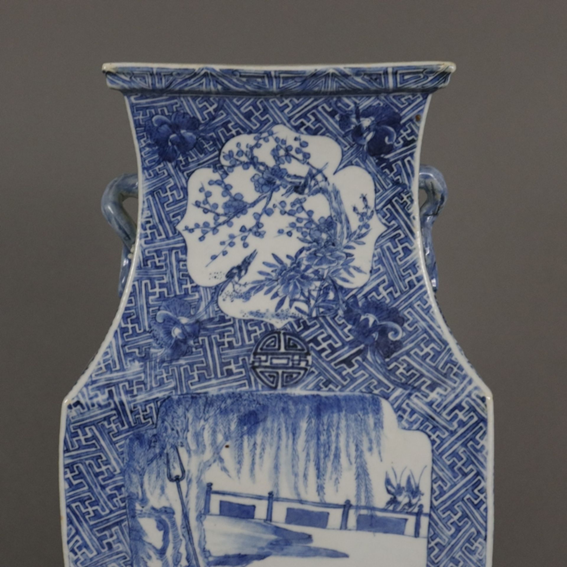 Rechteckige Balustervase - China, späte Qing -Dynastie, Porzellan, gekantete Balusterform auf Socke - Bild 2 aus 13
