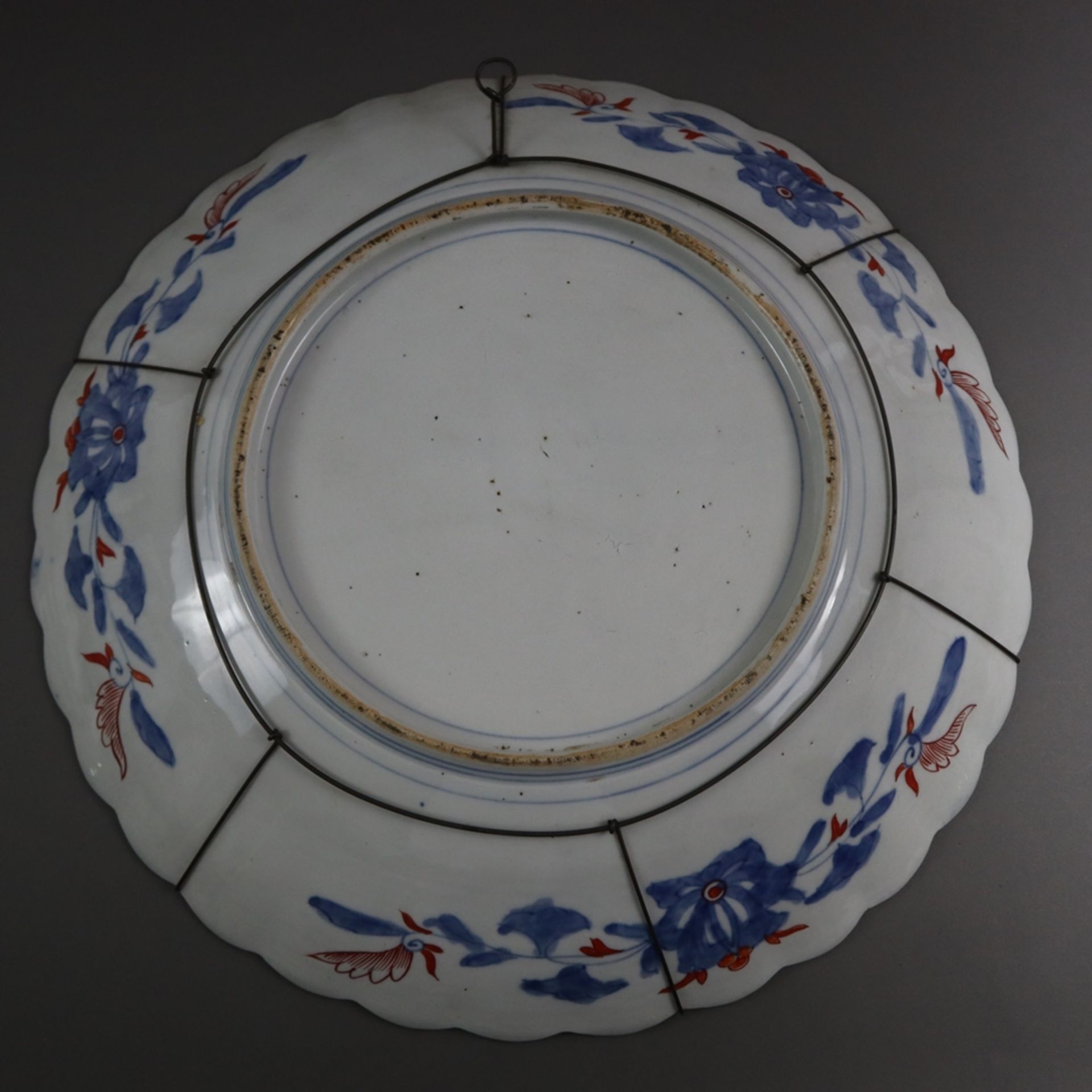 Große Imari-Platte - Japan, Meiji-/ Taishō-Zeit, Porzellan, leicht vertiefte Form mit gefächerter F - Image 9 of 9