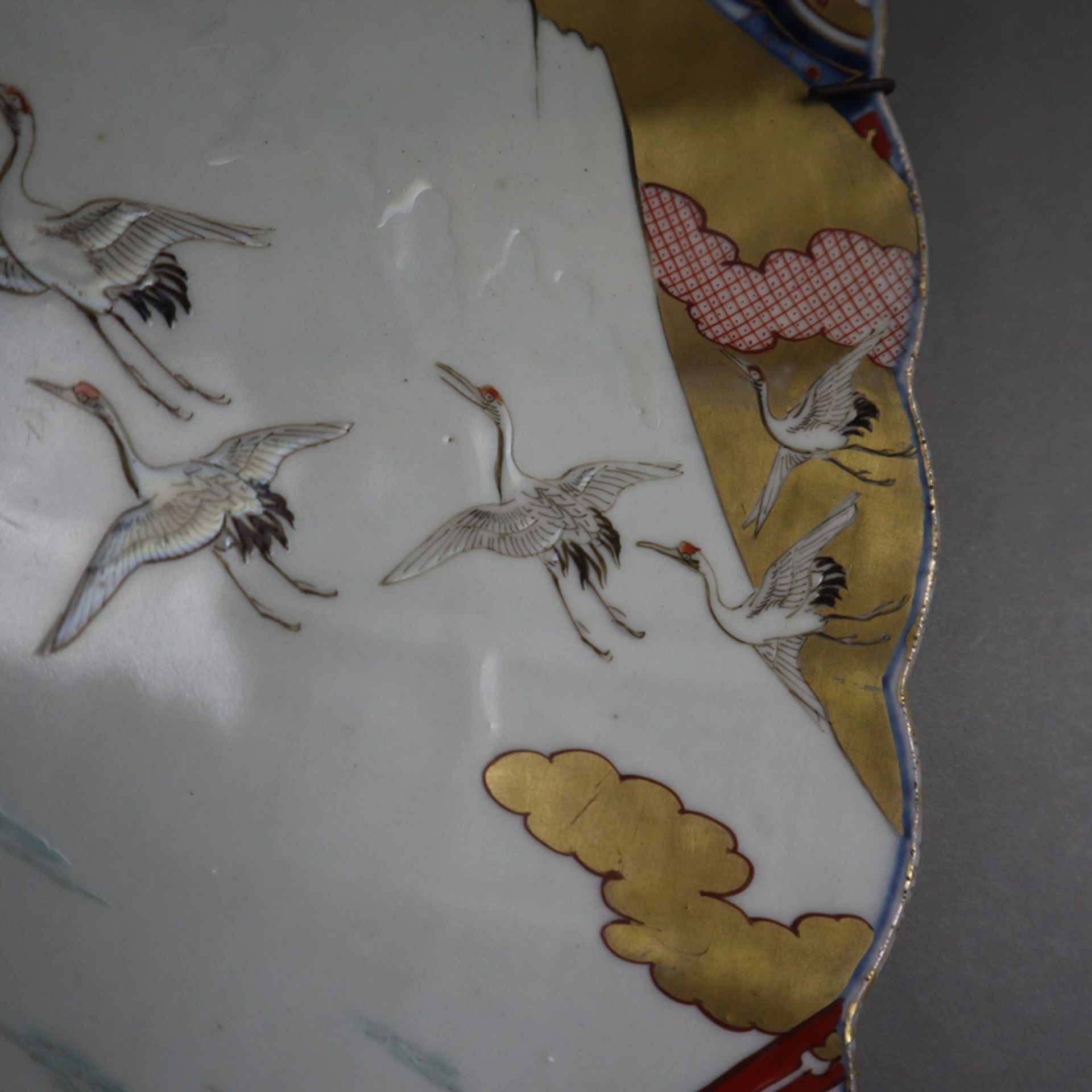 Große Imari-Platte - Japan, Meiji-/ Taishō-Zeit, Porzellan, leicht vertiefte Form mit gefächerter F - Image 8 of 9