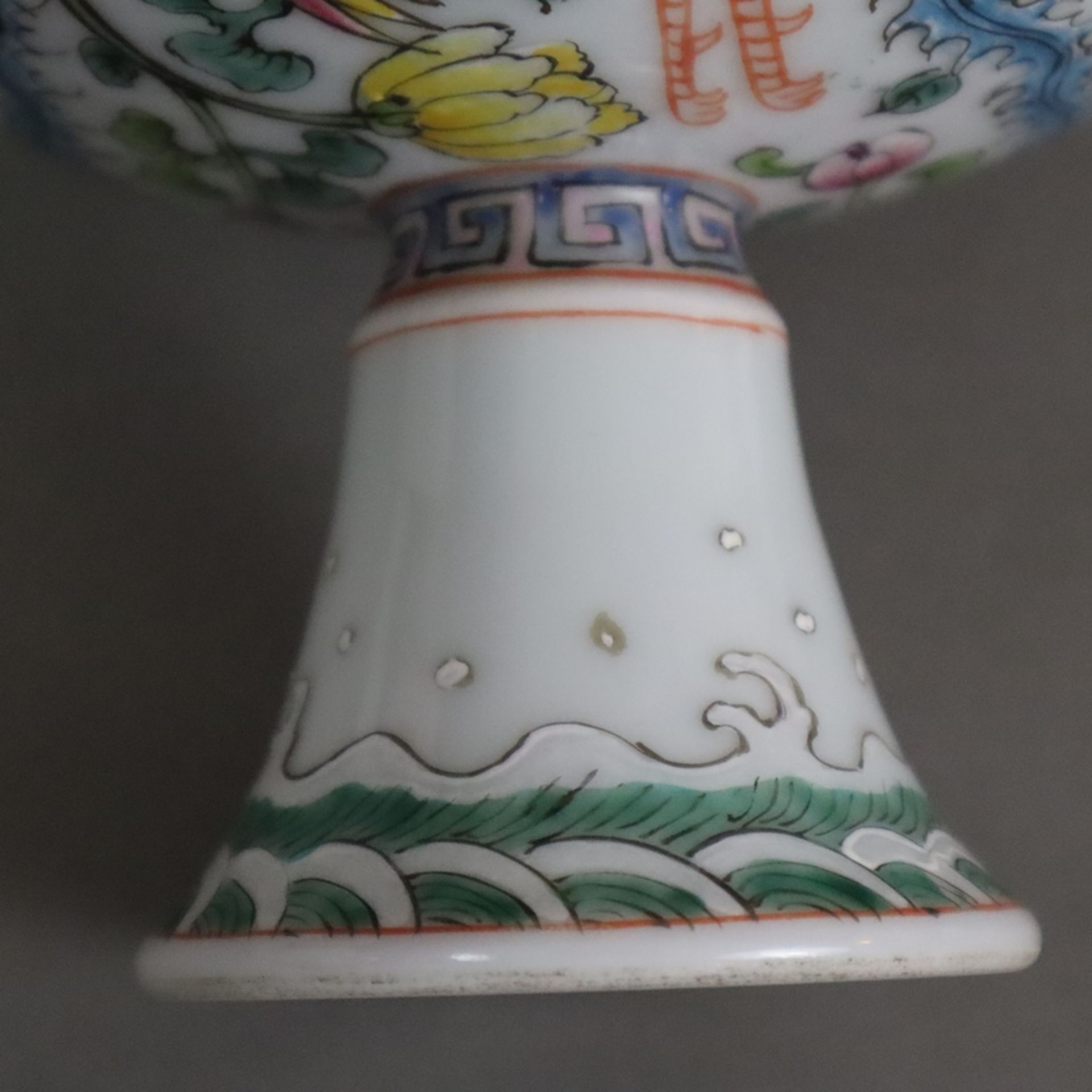 Fußschale - China, ausgehende Qing-Dynastie, Porzellan, moderat gemuldete Kuppa auf ausgestelltem H - Image 6 of 7