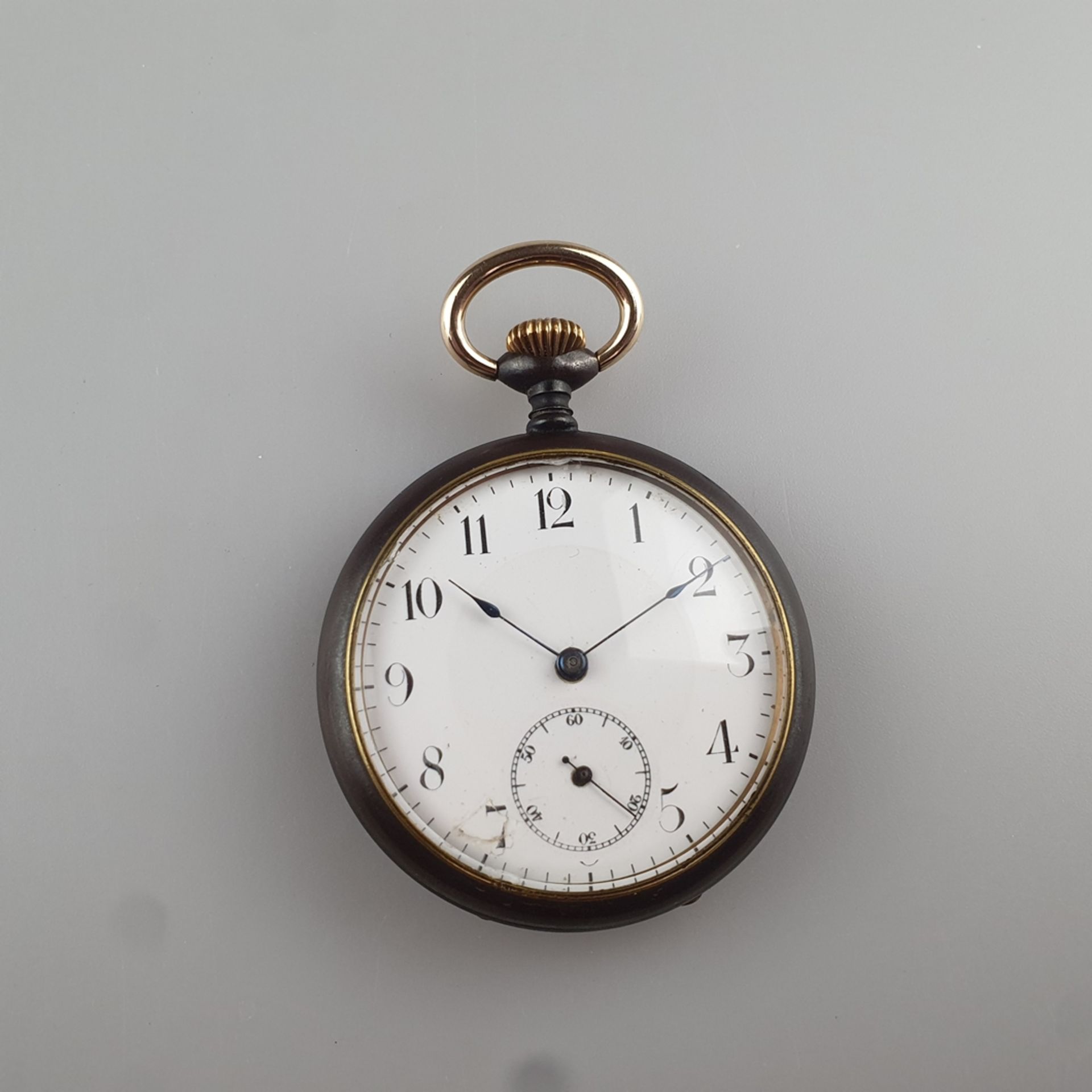 Herrentaschenuhr - um 1910, schwarz beschichtetes Eisengehäuse, weißes Emailzifferblatt mit arabisc