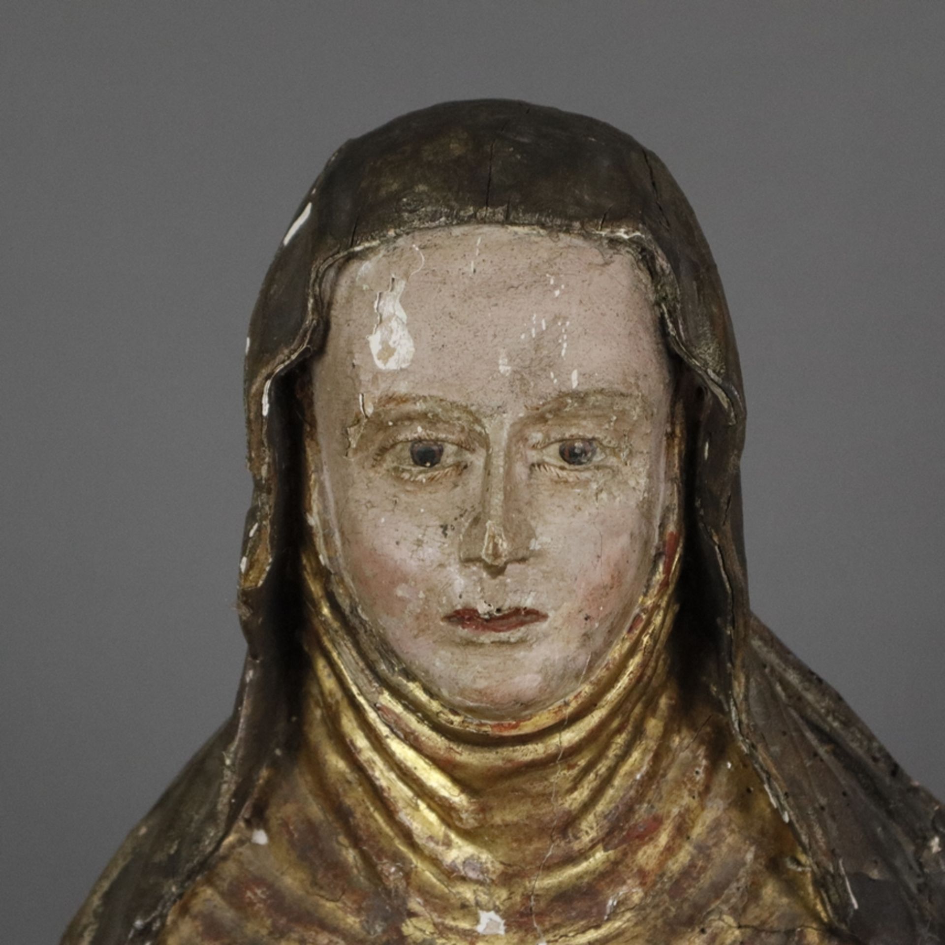 Weibliche Heiligenfigur - wohl spätgotisch, Holz, geschnitzt, polychrom und gold gefasst auf Kreide - Bild 2 aus 16