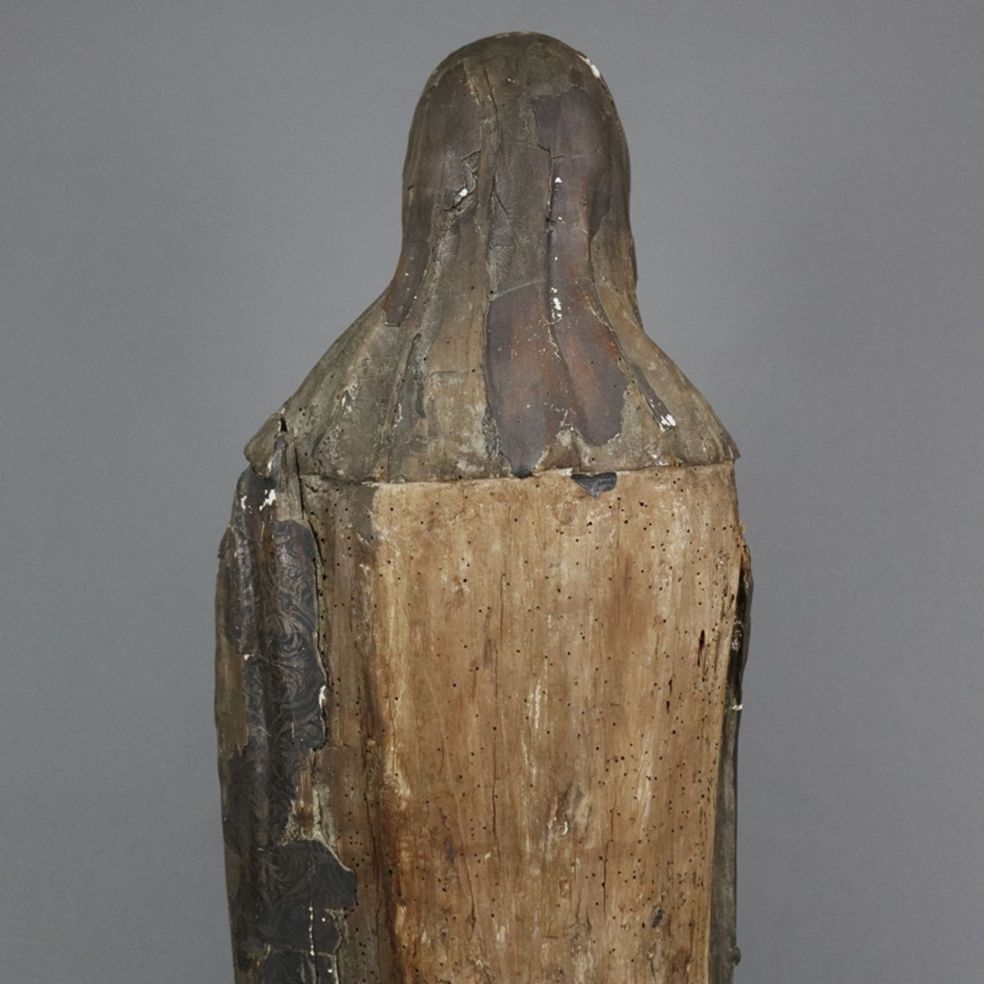 Weibliche Heiligenfigur - wohl spätgotisch, Holz, geschnitzt, polychrom und gold gefasst auf Kreide - Bild 12 aus 16