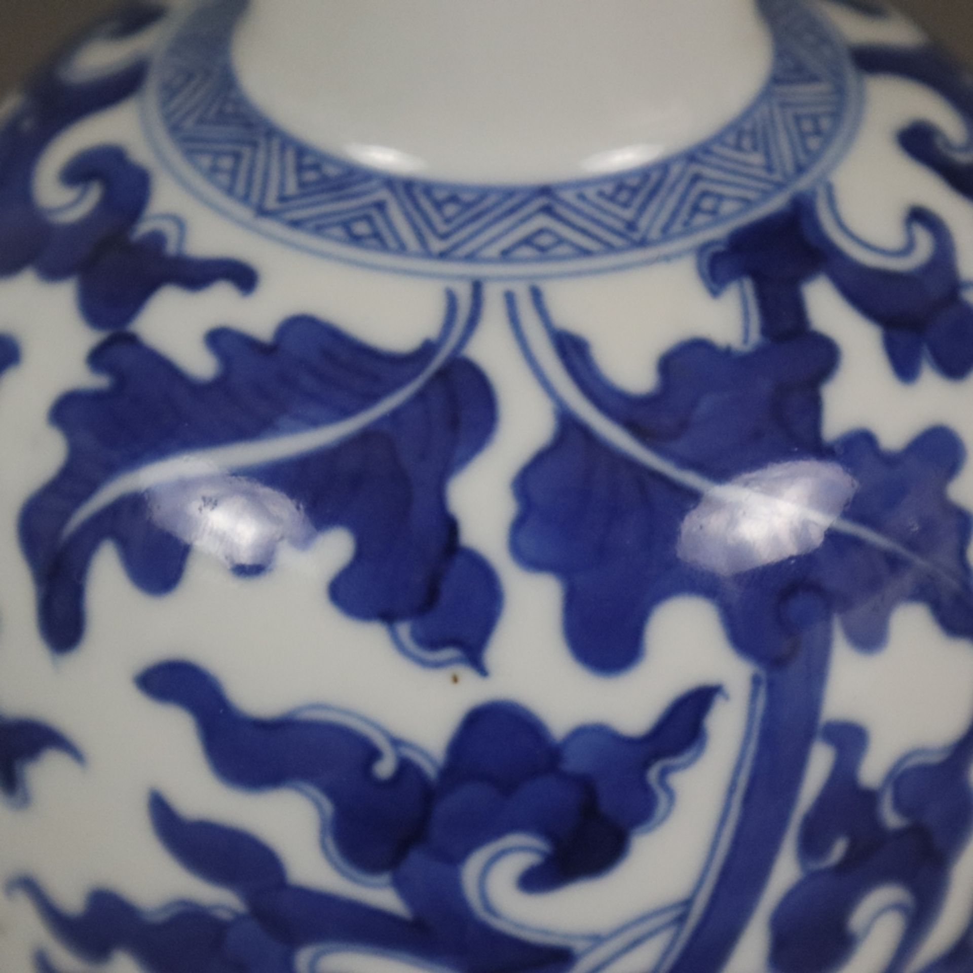 Blauweiß-Balustervase - China, leicht ovoid geformte Balustervase mit eingeschnürter Mündung, flora - Bild 6 aus 7