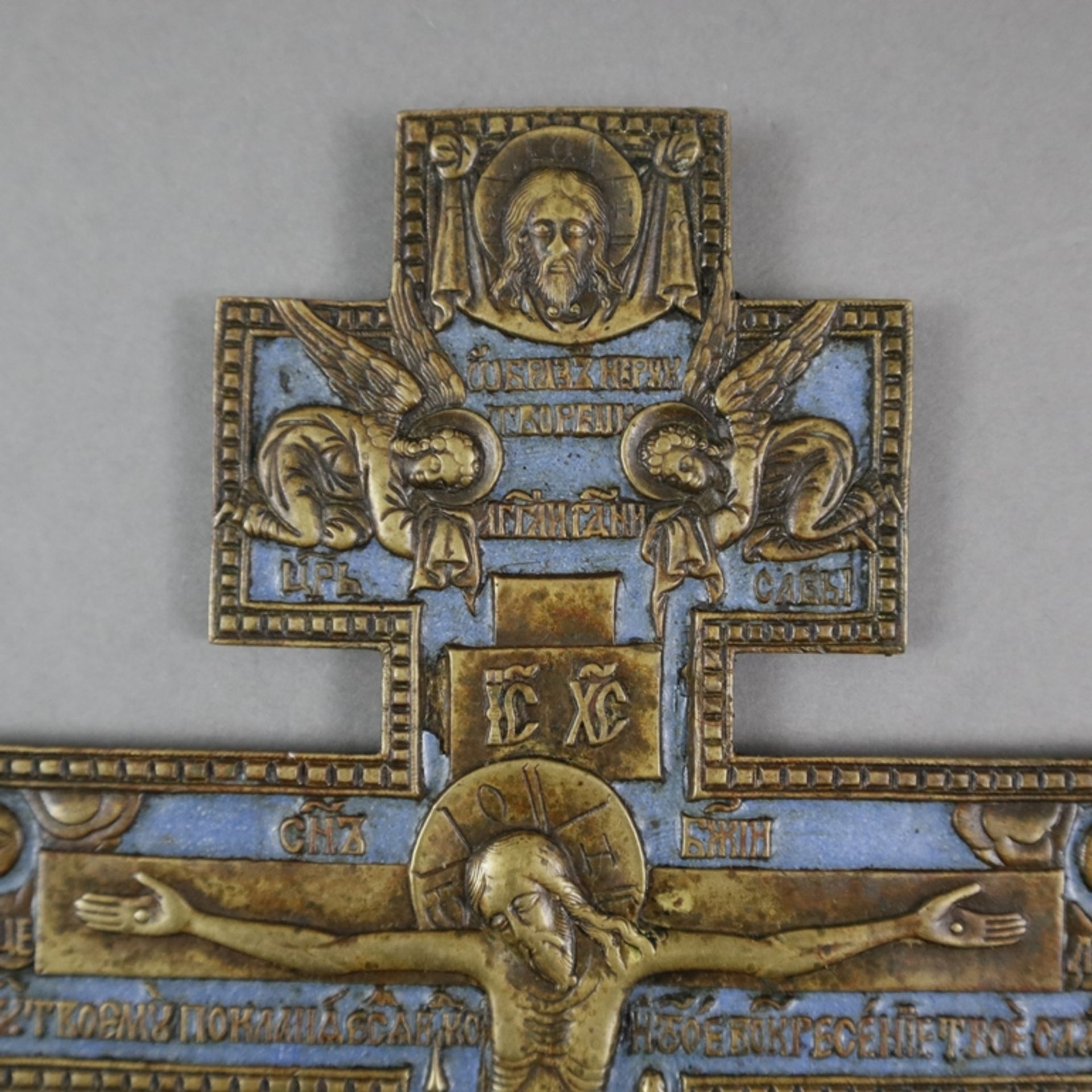 Erweitertes Segenskreuz - Russland, 19. Jh./um 1900, Bronzelegierung, teils blau emailliert, relief - Image 3 of 7