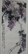 Chinesisches Rollbild - Tusche & Farbe auf Papier, Weinreben mit Grille, signiert und gesiegelt, un