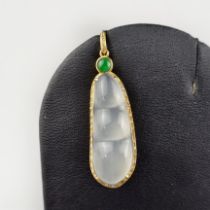 Jade-Anhänger mit Diamanten - Gelbgold 750/000 (18K), milchig weiße Jade, grüner Jadecabochon, schö