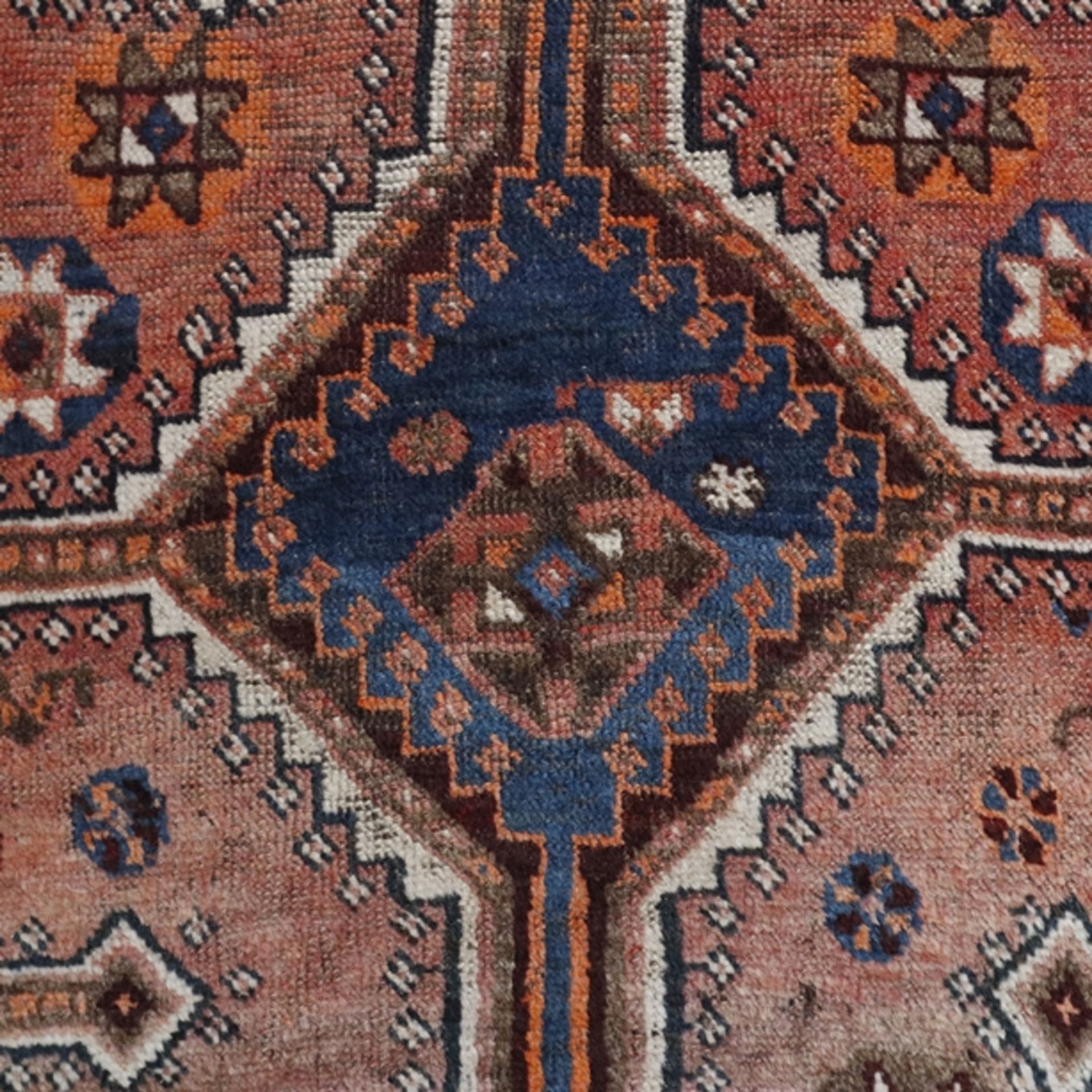 Schiraz - Persien, Wolle, geometrische Ornamente, restauriert, verzogen, begangen, ca. 184 x 102 cm - Bild 5 aus 7