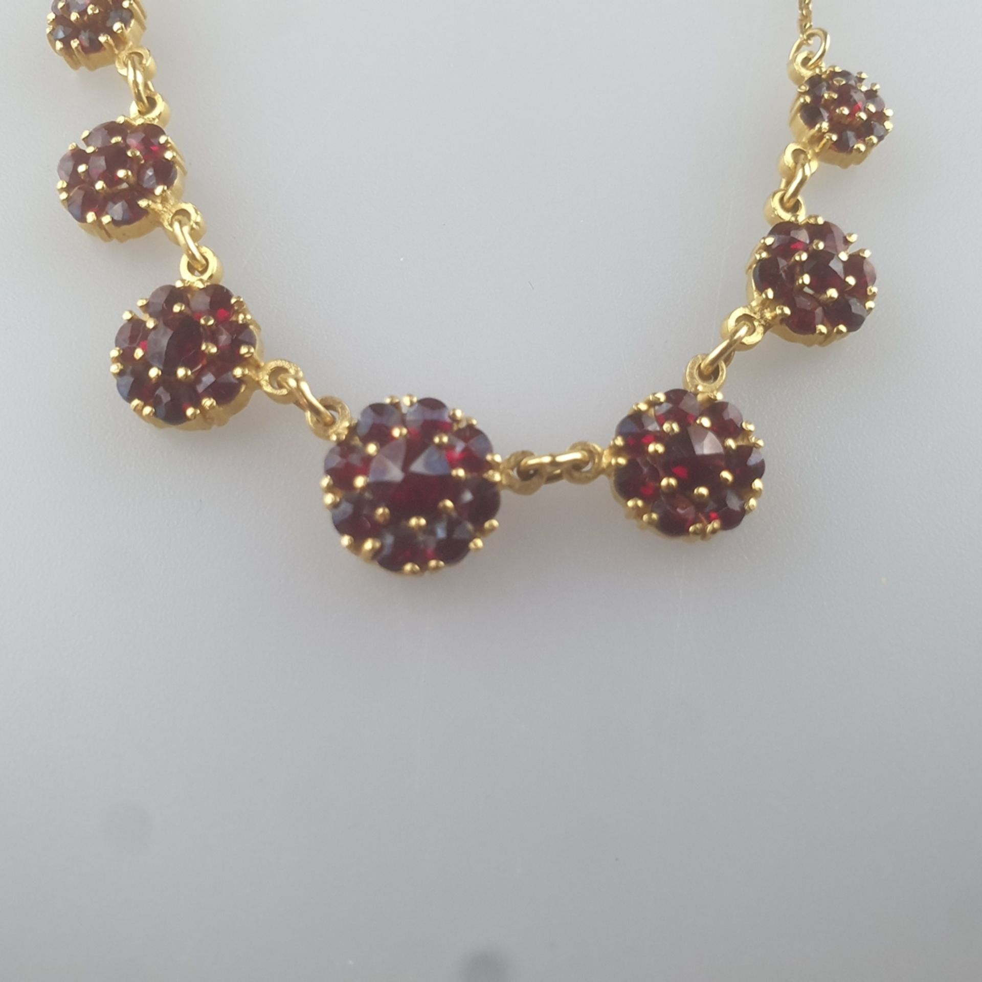 Filigranes Granatcollier - Gelbgold 585/000 (14K), "9ct." gestempelt, aber 14 K getestet, Mitteltei - Bild 3 aus 4