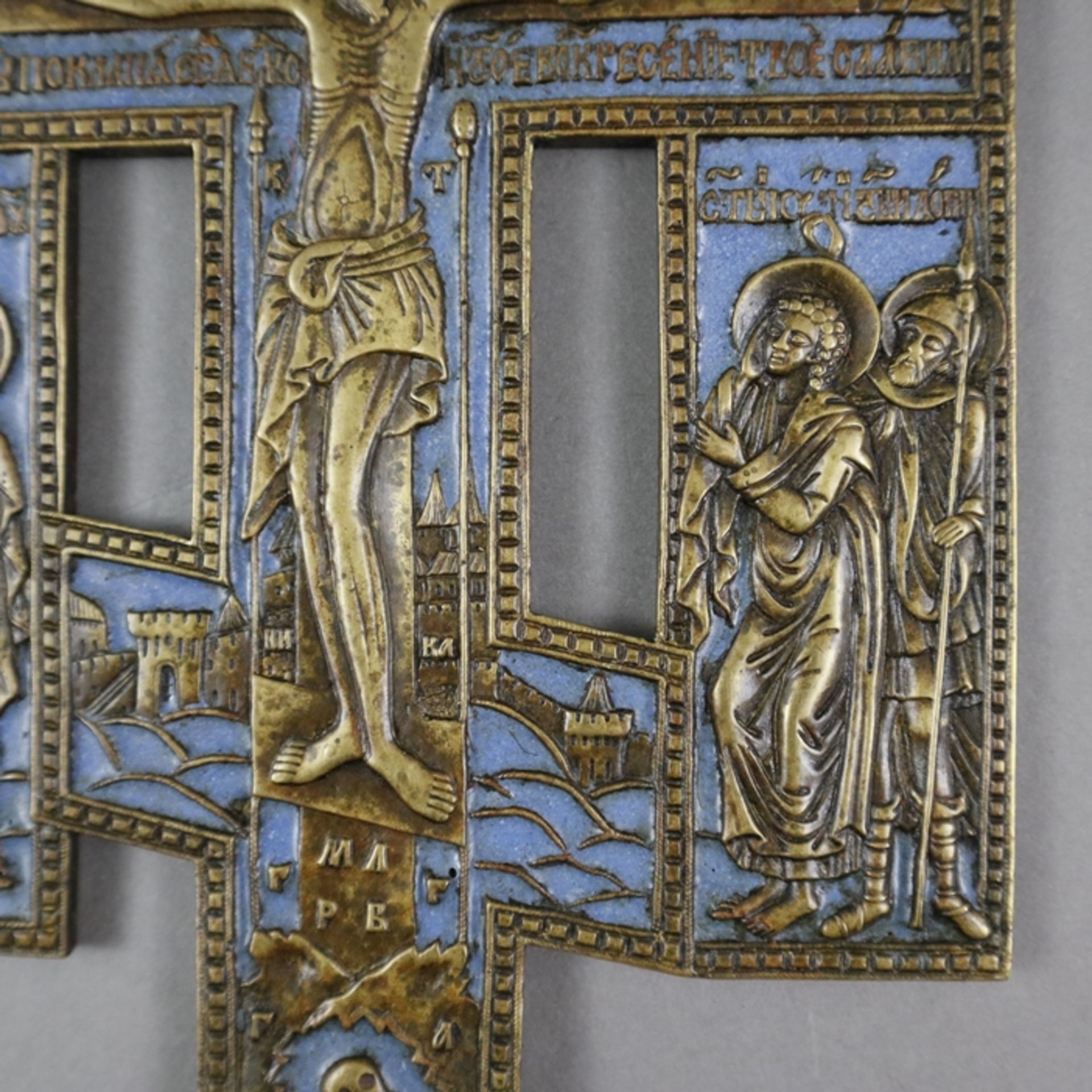 Erweitertes Segenskreuz - Russland, 19. Jh./um 1900, Bronzelegierung, teils blau emailliert, relief - Image 5 of 7