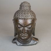 Kleiner Buddhakopf - Steinskulptur, Indien, feine Gesichtszüge mit meditativ halb geschlossenen Aug