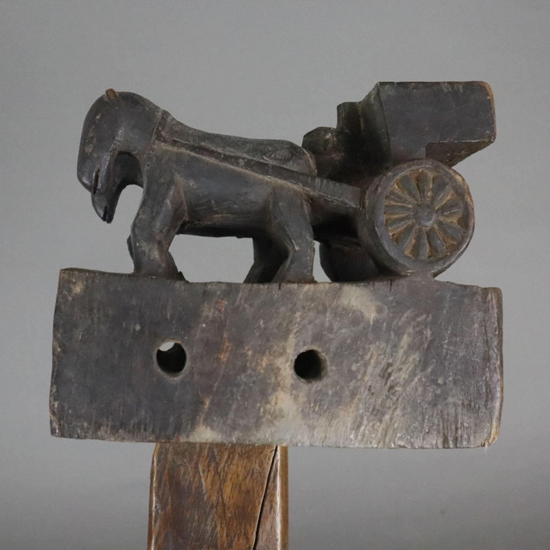 Kurzhalslaute "Dhodro Banam" - wohl Nordindien, 19. Jh./ frühes 20.Jh., Holz, geschnitzt, dunkel pa - Bild 5 aus 8
