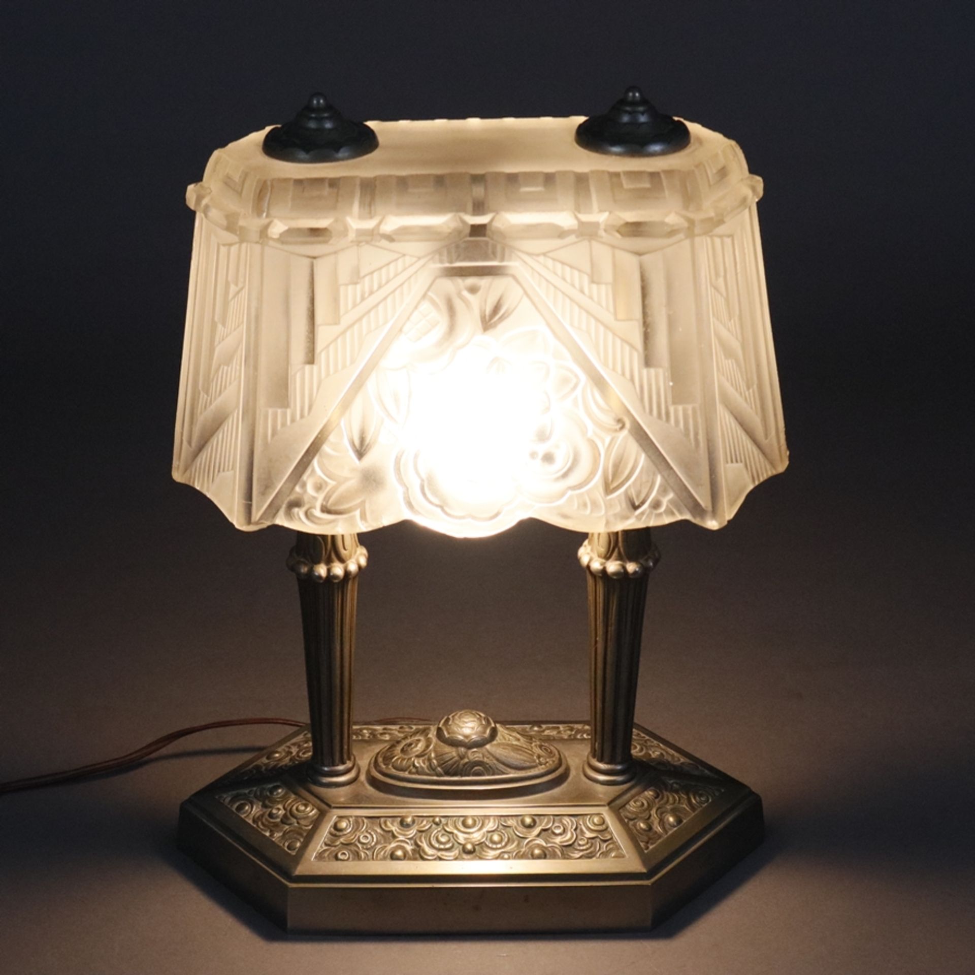 Art Déco-Tischlampe - Frankreich um 1920/30, 1-flammig, hexagonaler reliefierter Metallfuß mit zwei - Image 2 of 10